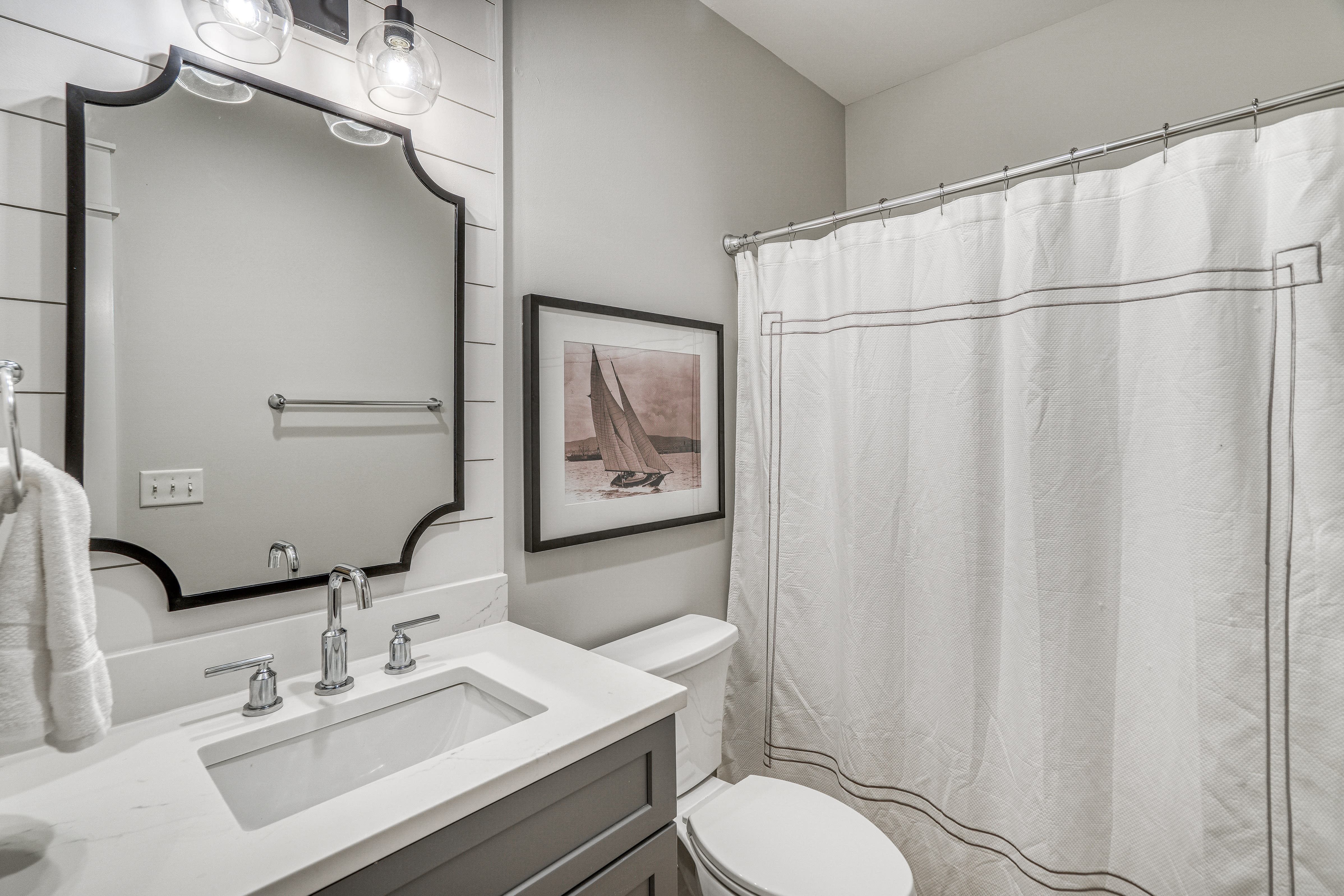 Guest En Suite - Tub/Shower Combo