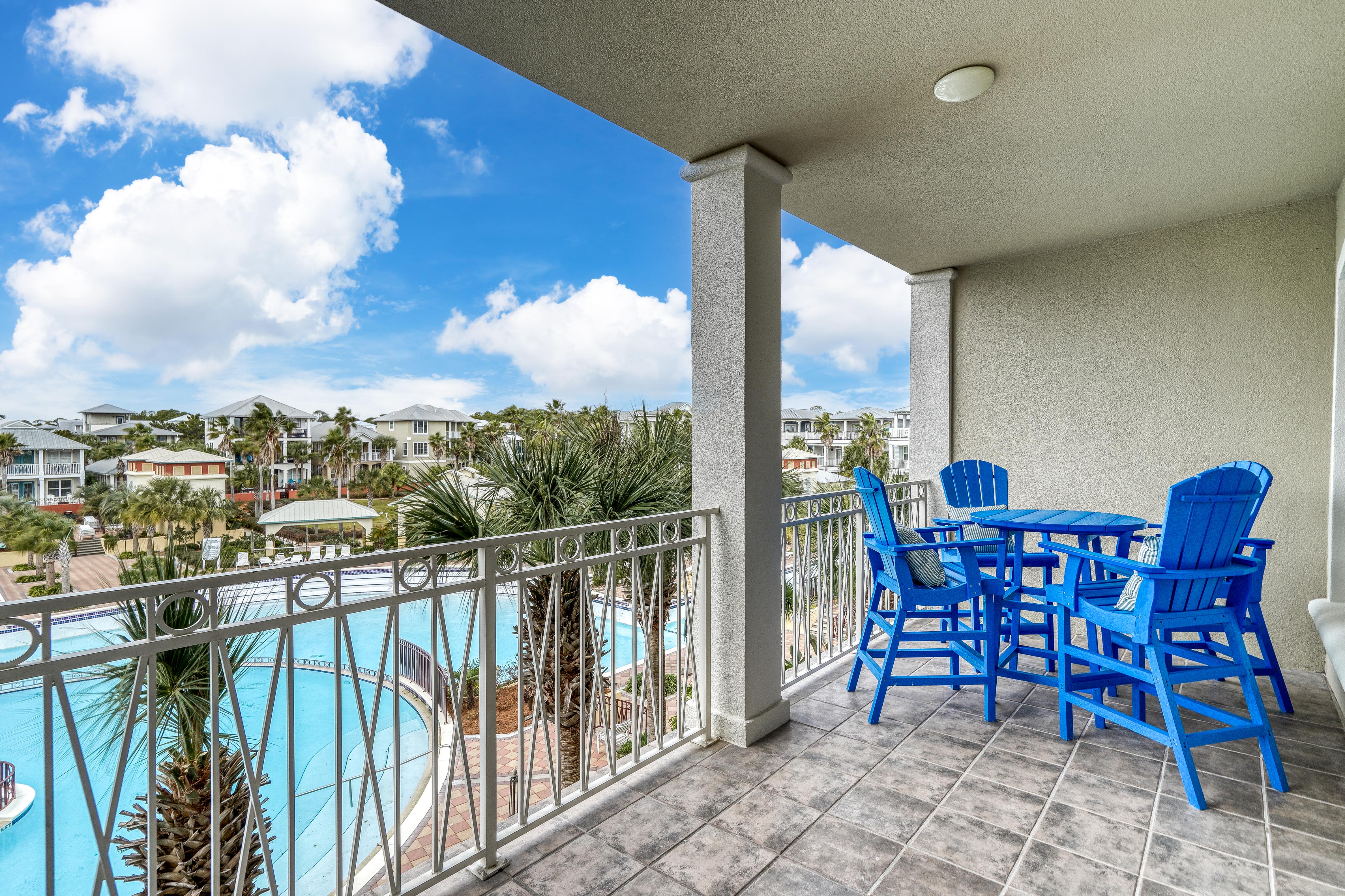 Large 3rd Floor Balcony Over Looking Pool!
