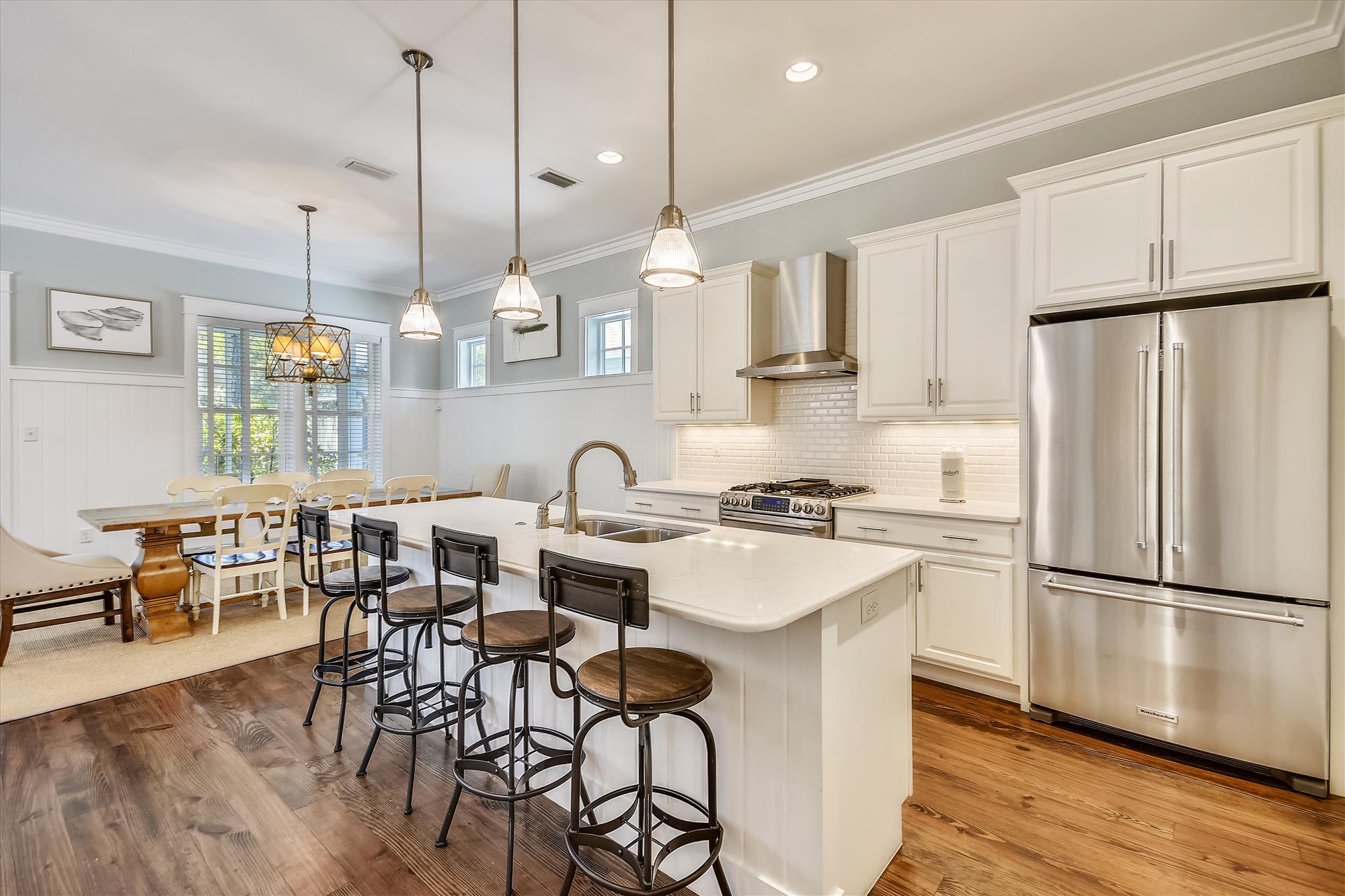 Beautiful Kitchen with High-end Finishes!
