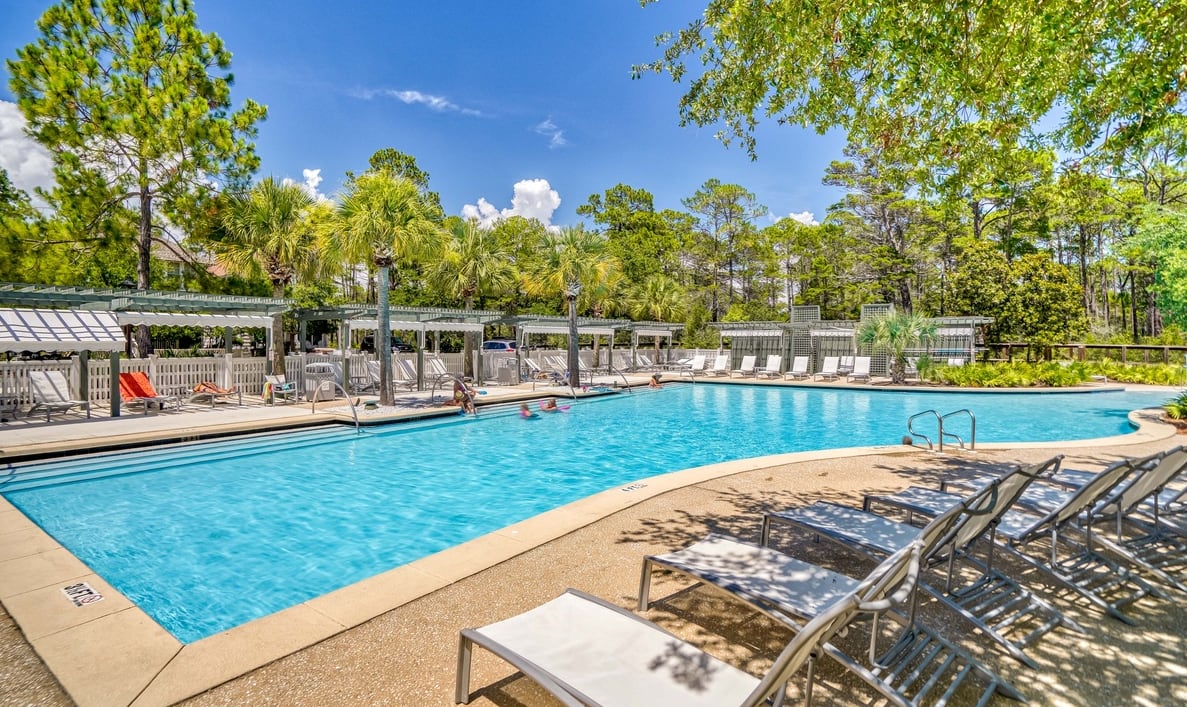 Huge Community Pool with Zero Entry!