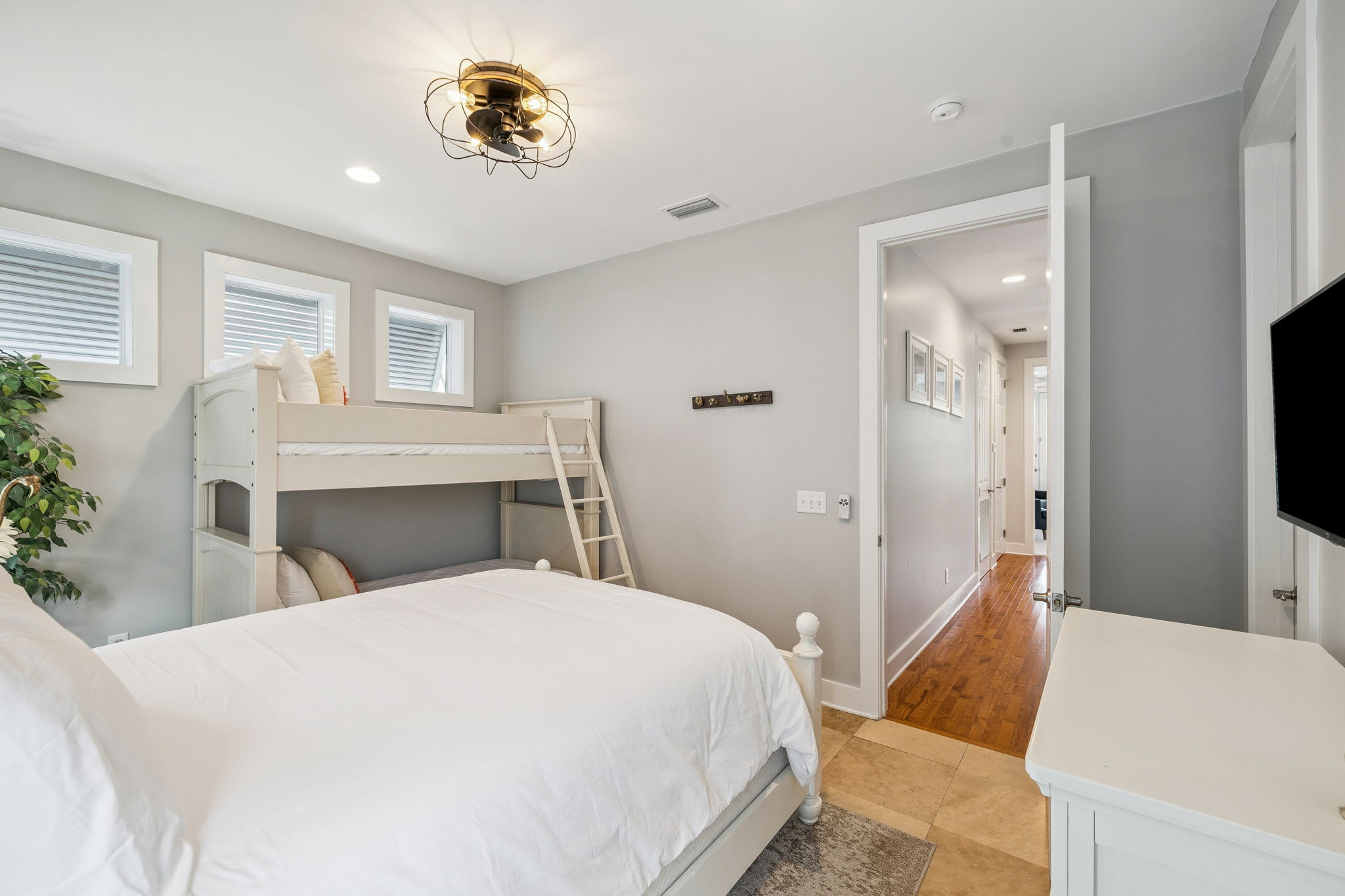 Queen Guest Suite - Twin over Twin Bunk + Flat-Screen TV