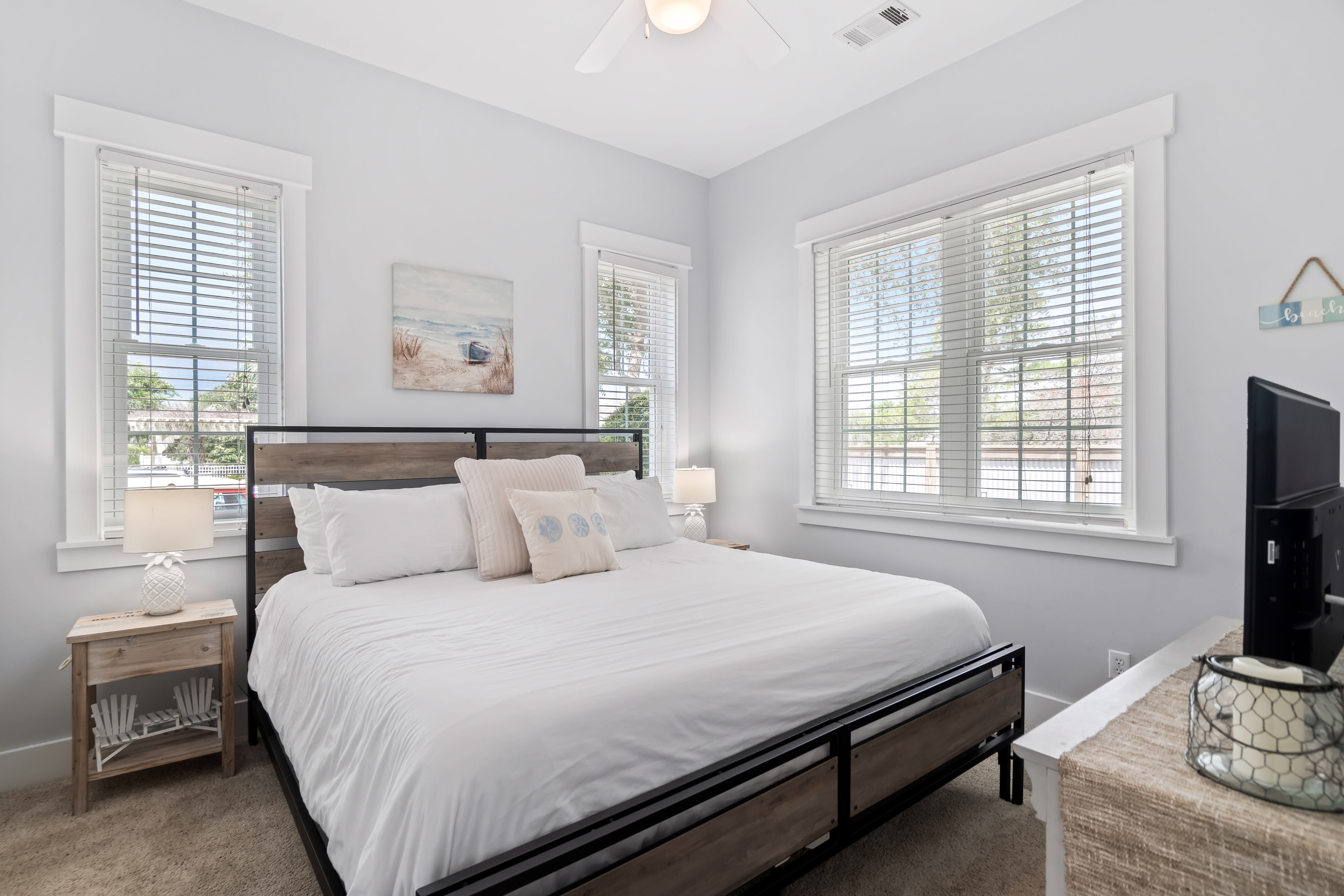 1st Floor Guest Room - King Size Bed