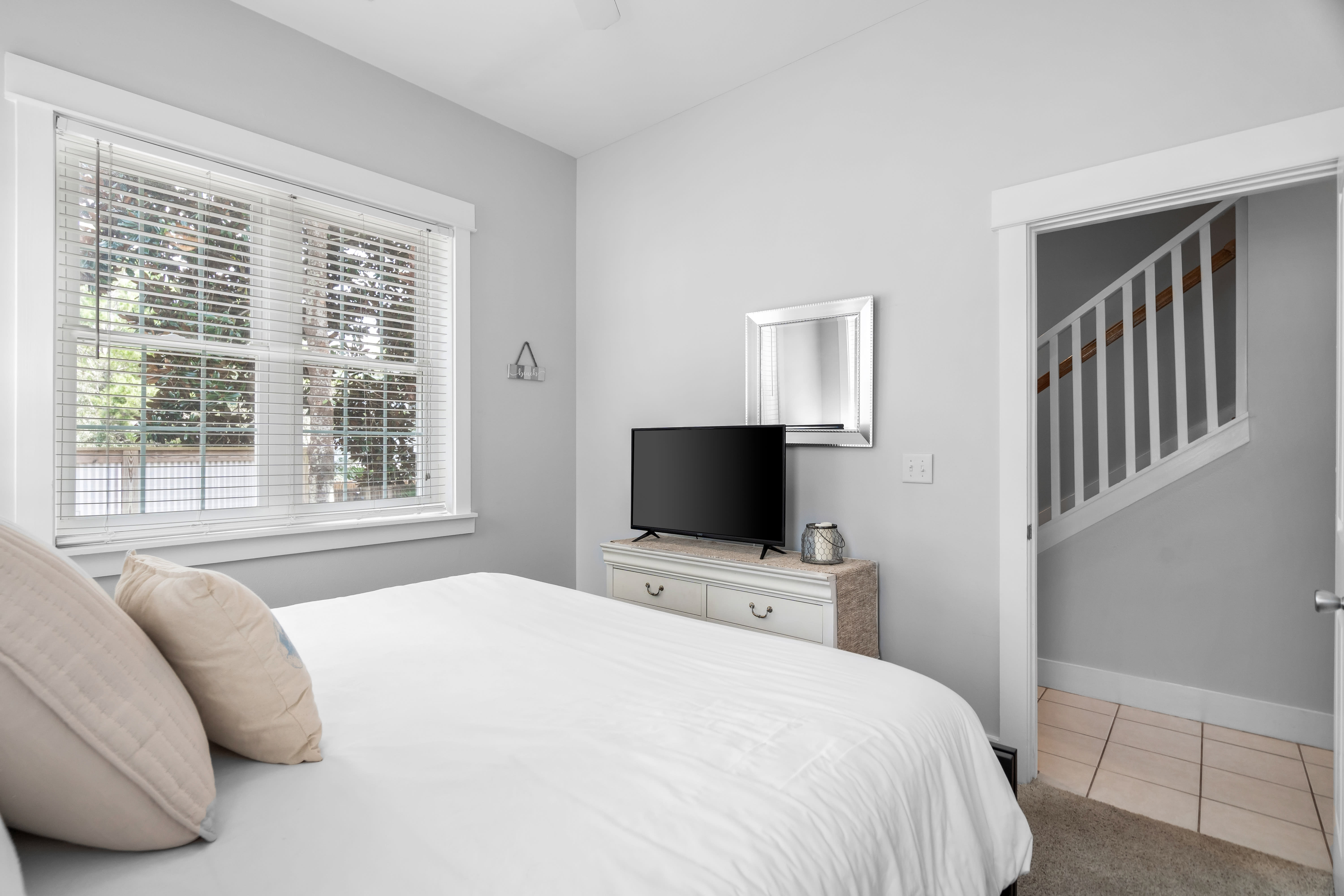 1st Floor Guest Room - King Size Bed