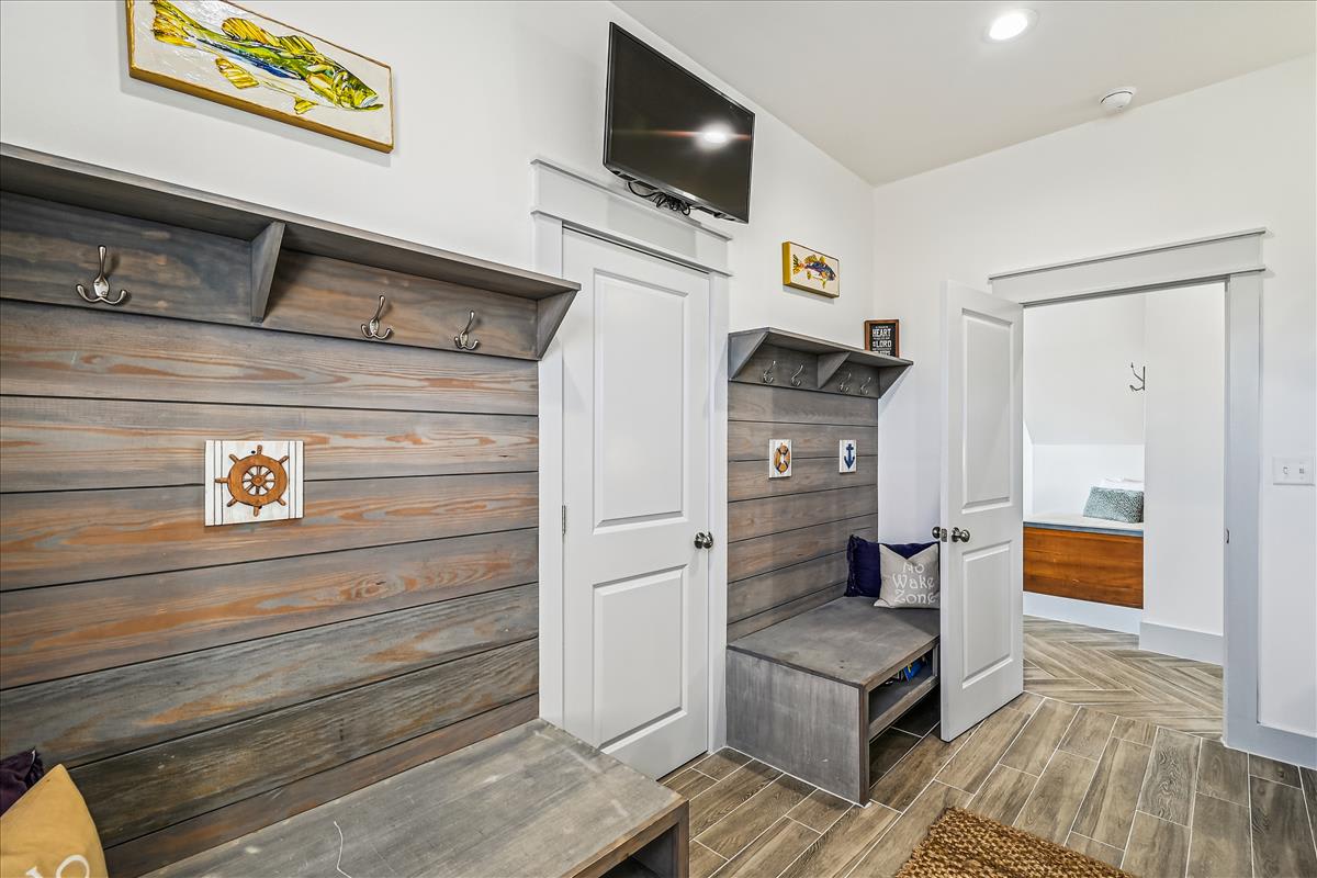 Bunk Room - Equipped with a Flat-Screen TV