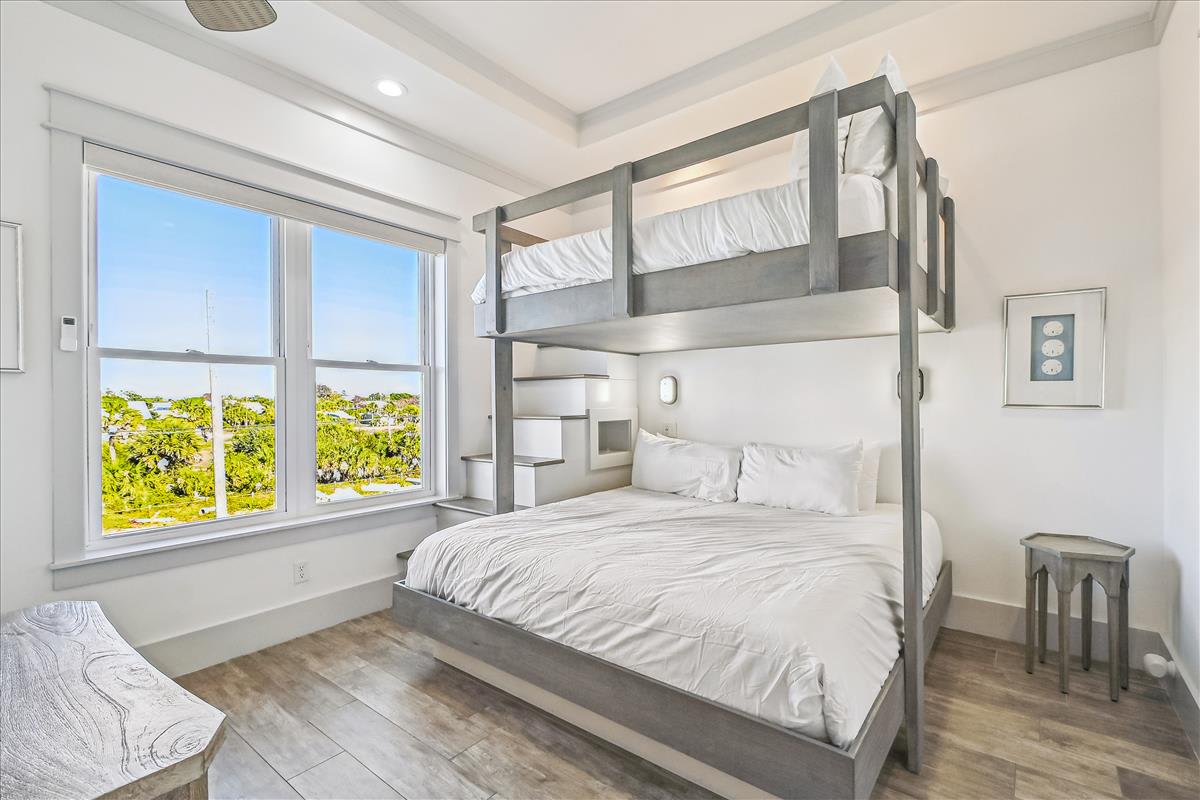 Bunk Room - Queen over King Bunk