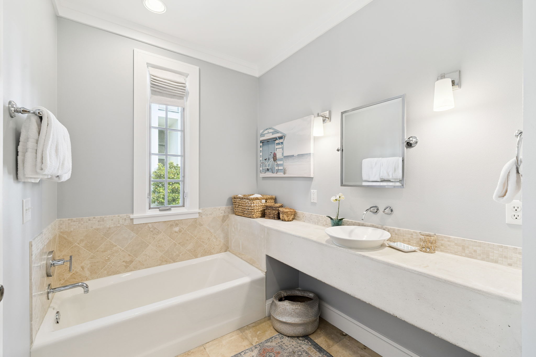 Primary King En-Suite - Single Vanity & Soaking Tub