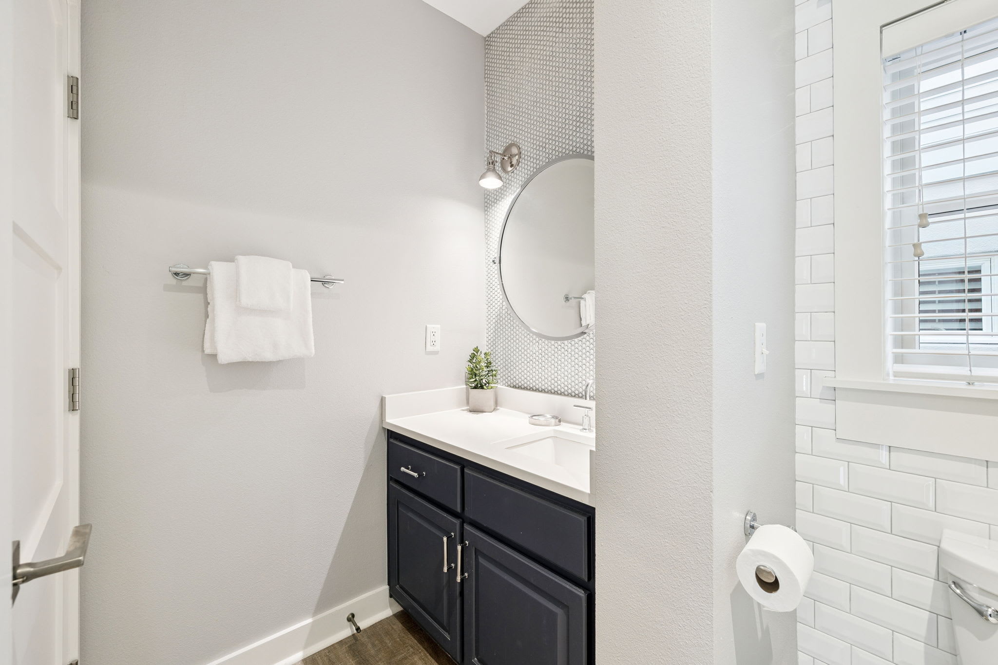 Queen Guest En-Suite - Single Vanity