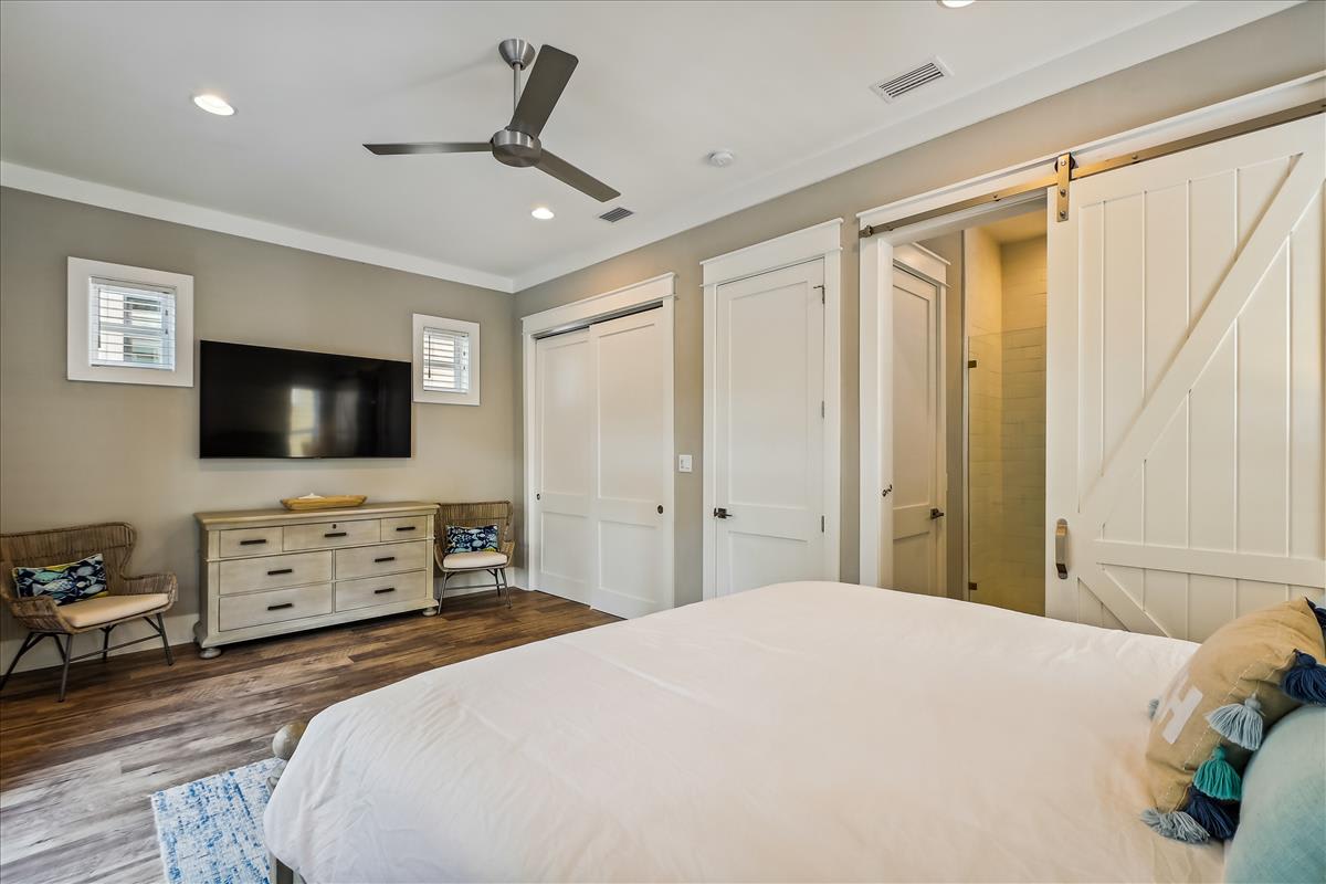 King Guest Suite - Equipped with a Flat-Screen TV