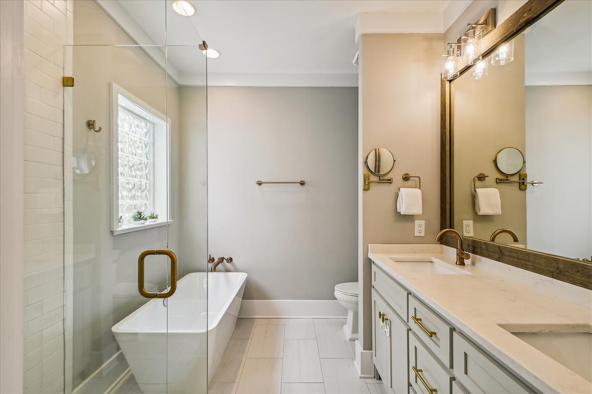 Primary King En-Suite - Soaking Tub & Walk-In Shower