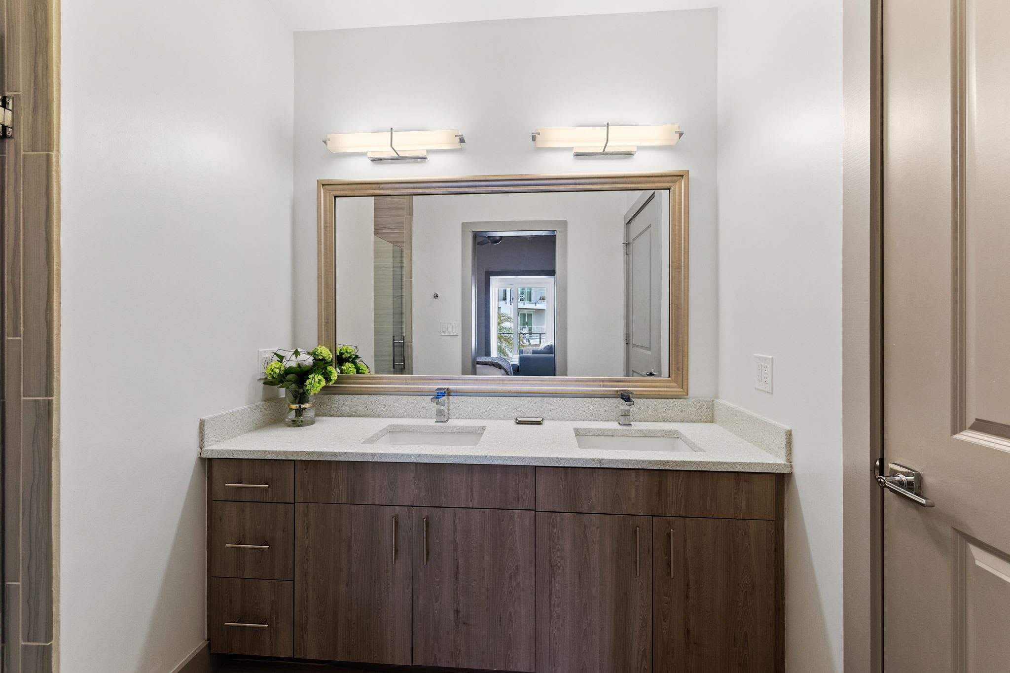 Queen Guest En-Suite - Dual Vanities