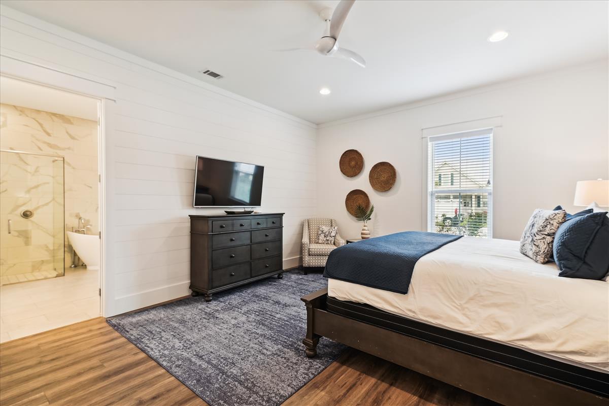 King Guest Suite - Equipped with a Flat-Screen TV