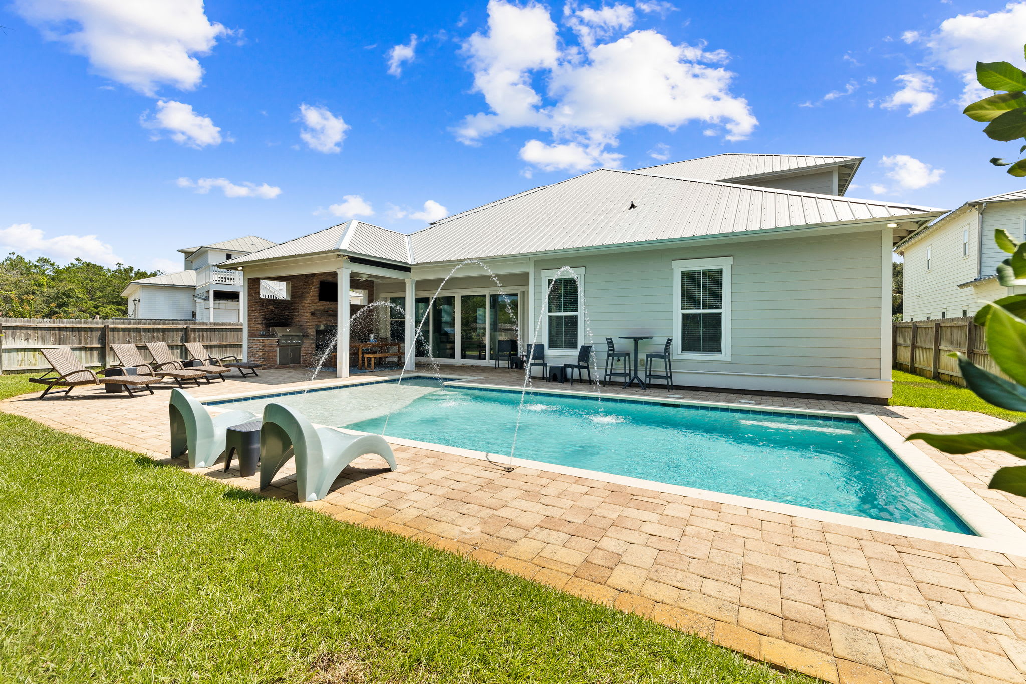 Soak Up the Florida Sun in this Outdoor Oasis!