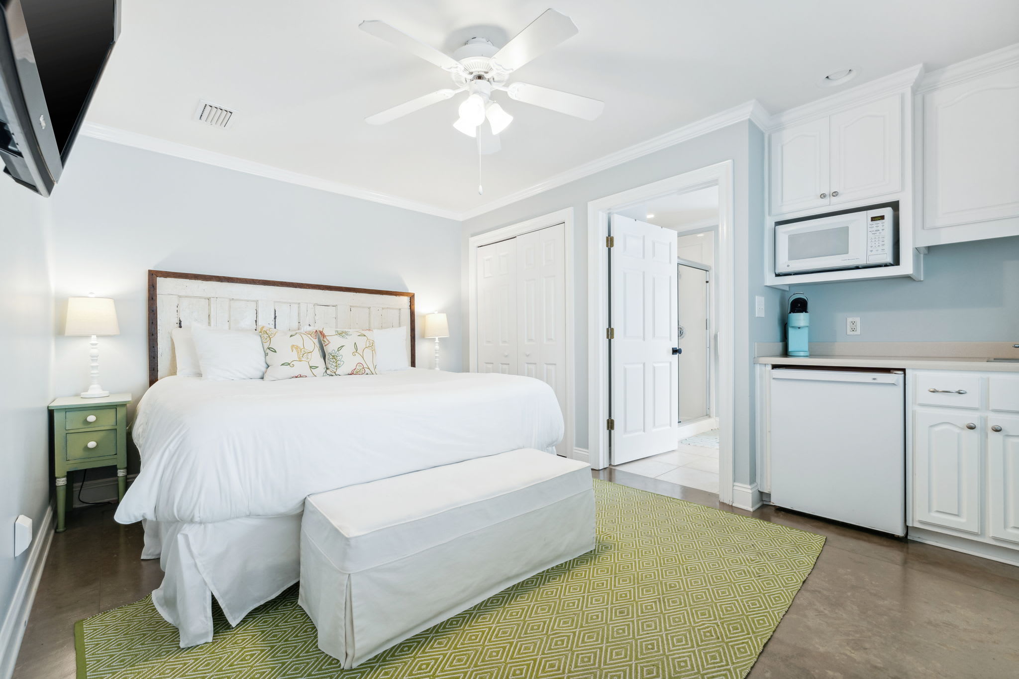 1st Floor - Guest Suite - King Size Bed with Kitchenette