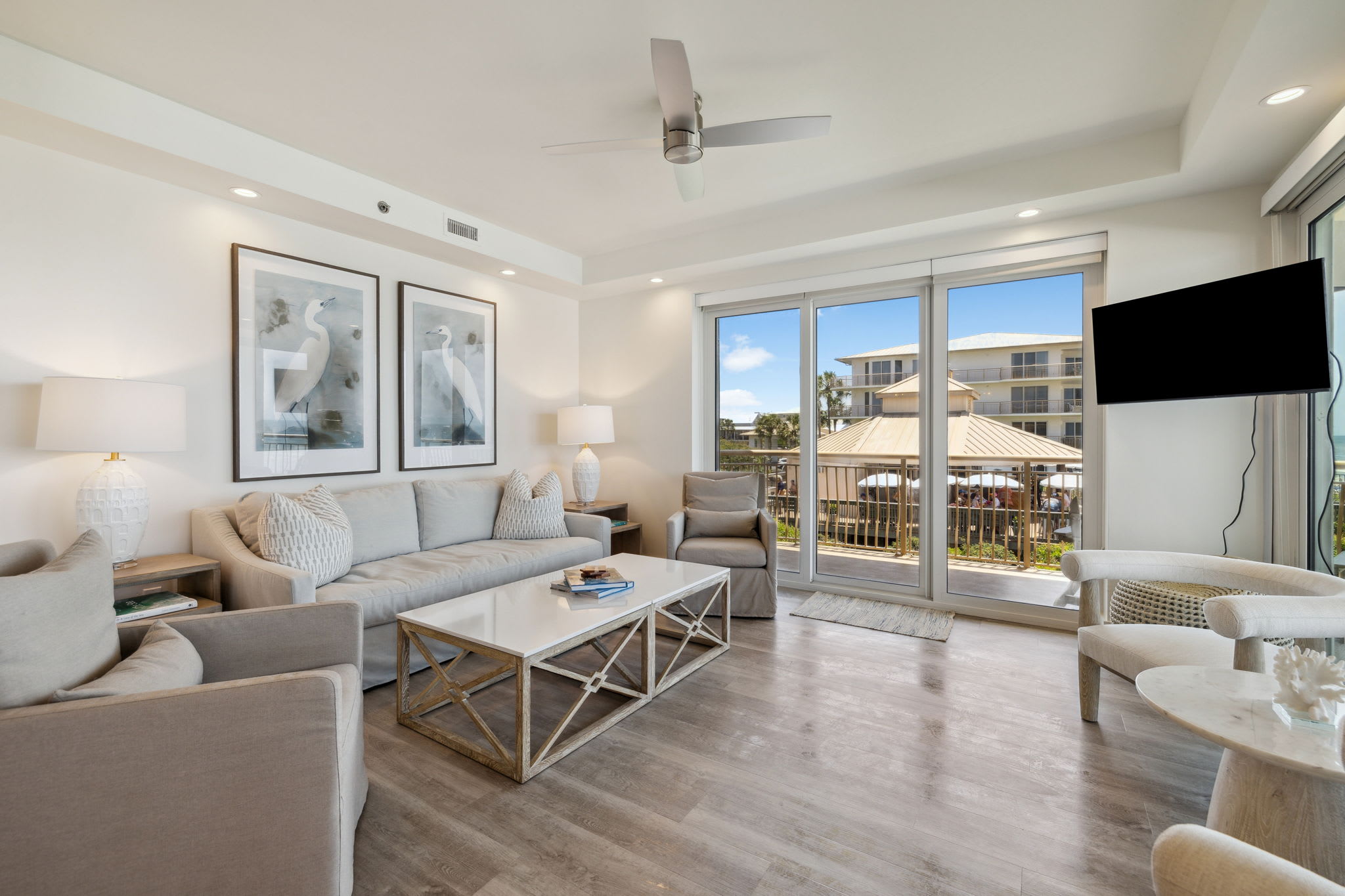 Spacious Living Area with Ample Seating