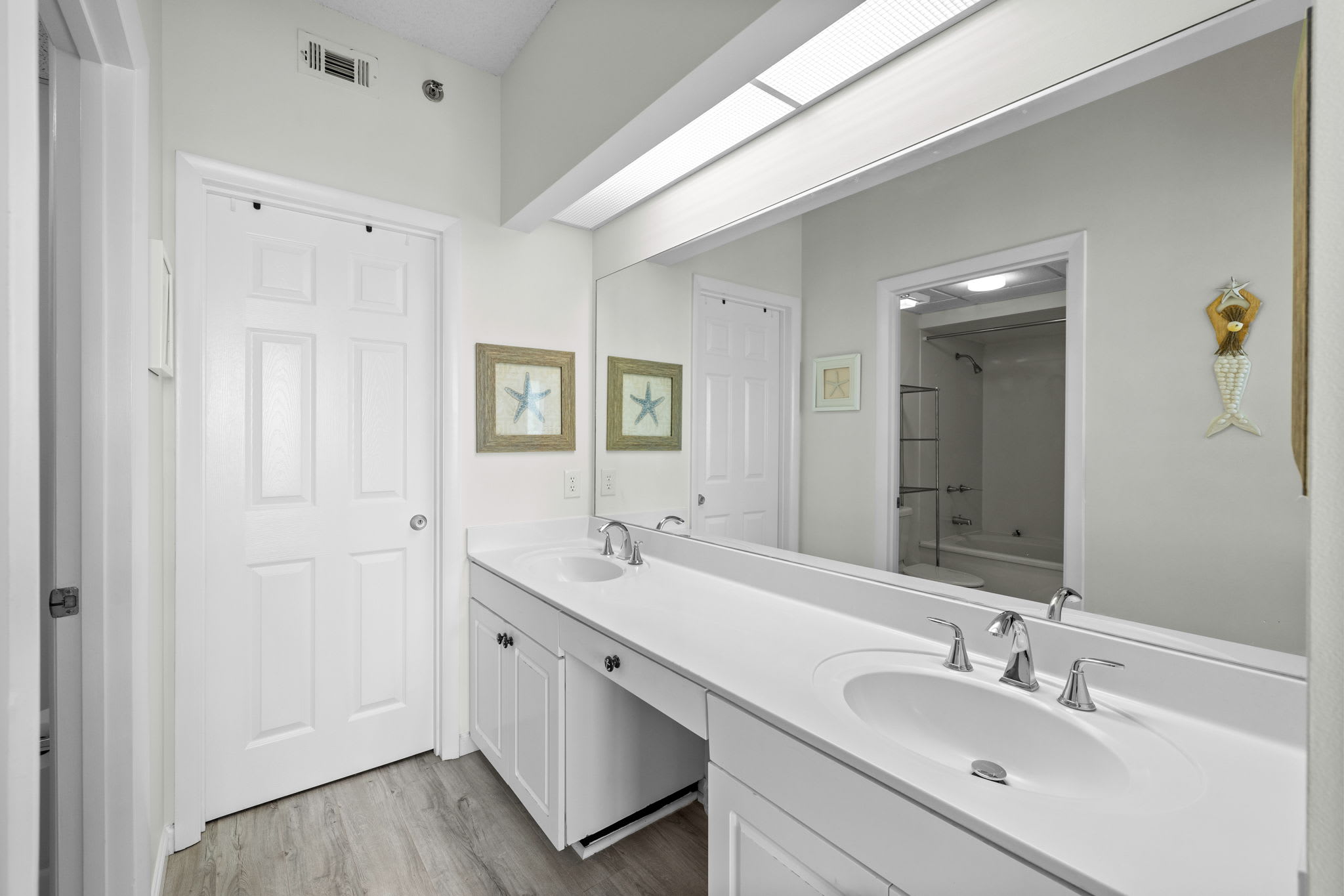 Primary En Suite with Dual Sinks and Tub/Shower Combo