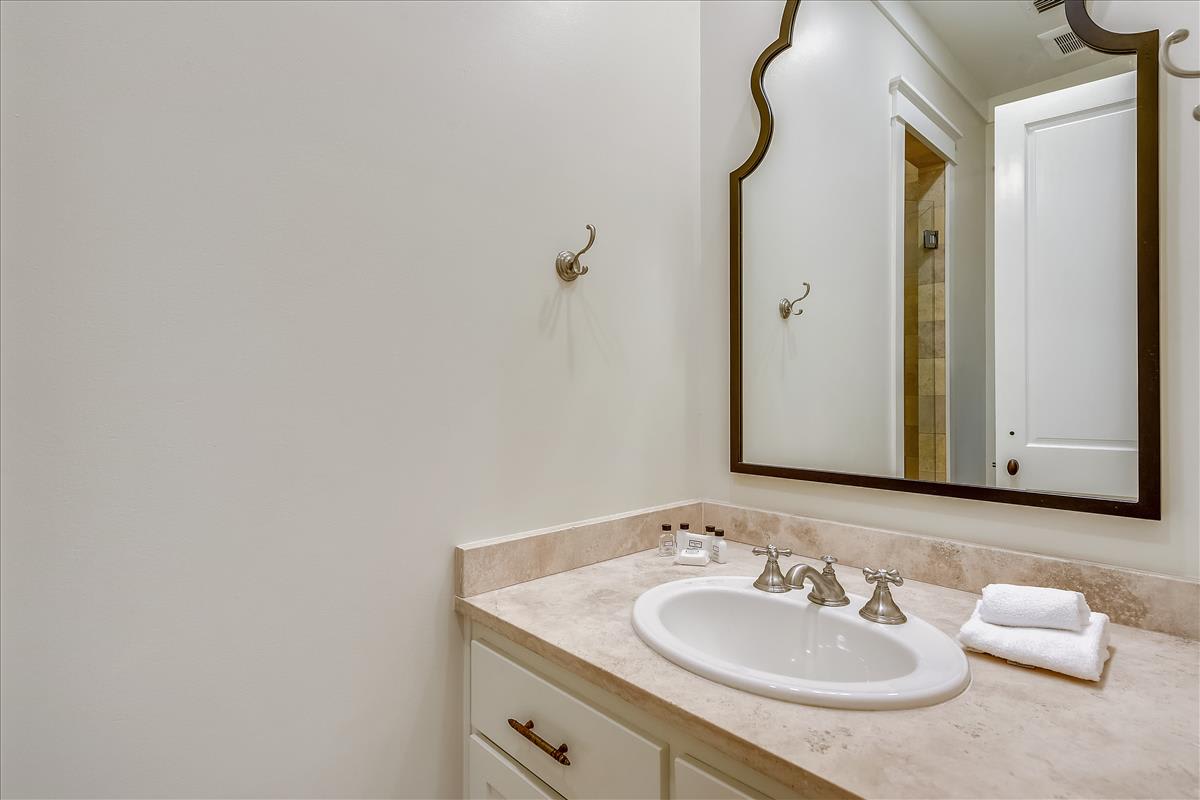 Queen Guest En-Suite - Single Vanity