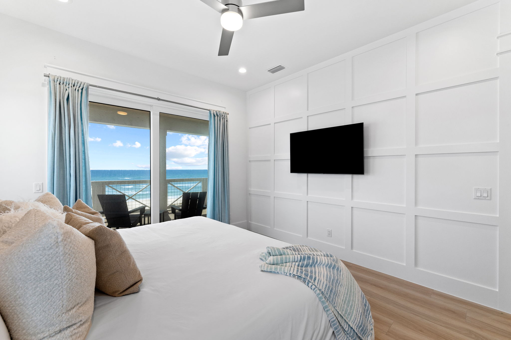 2nd Floor - Gulf Front Guest Suite - King Size Bed