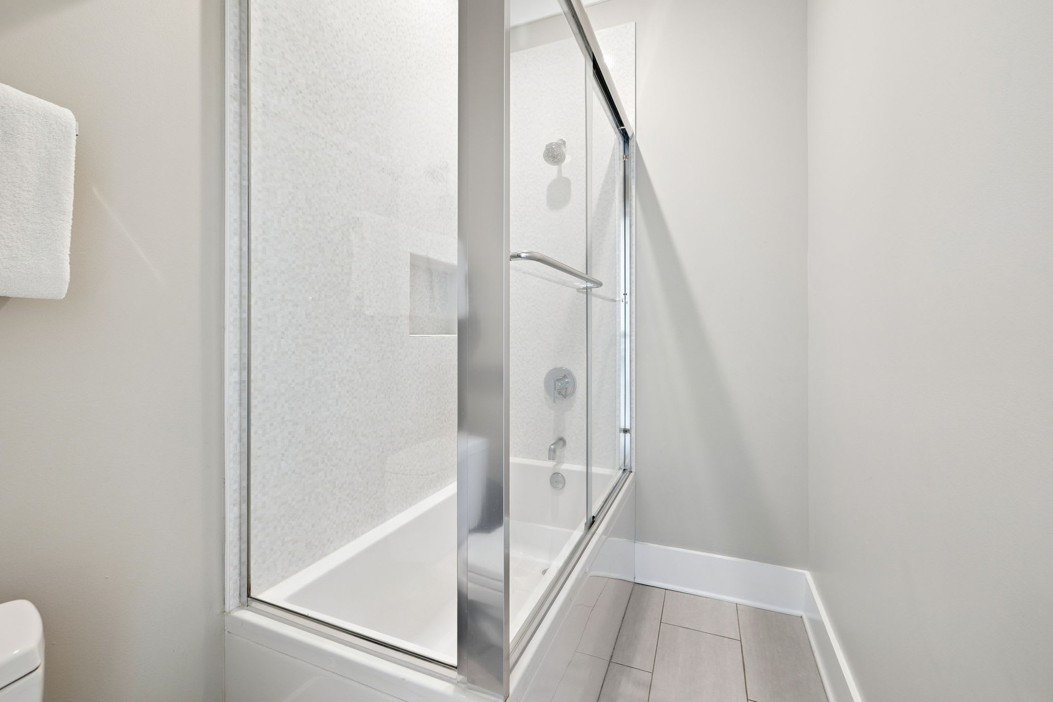 Family En-Suite - Shower/Tub Combo