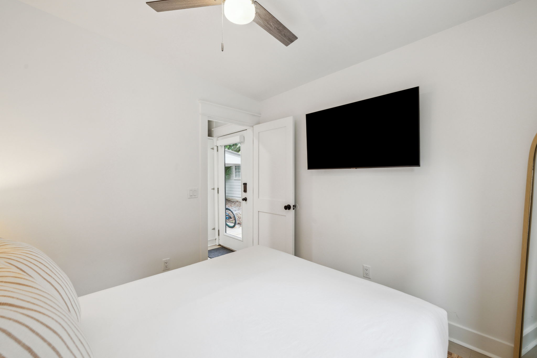 Queen Guest Suite - Equipped with a Flat-Screen TV