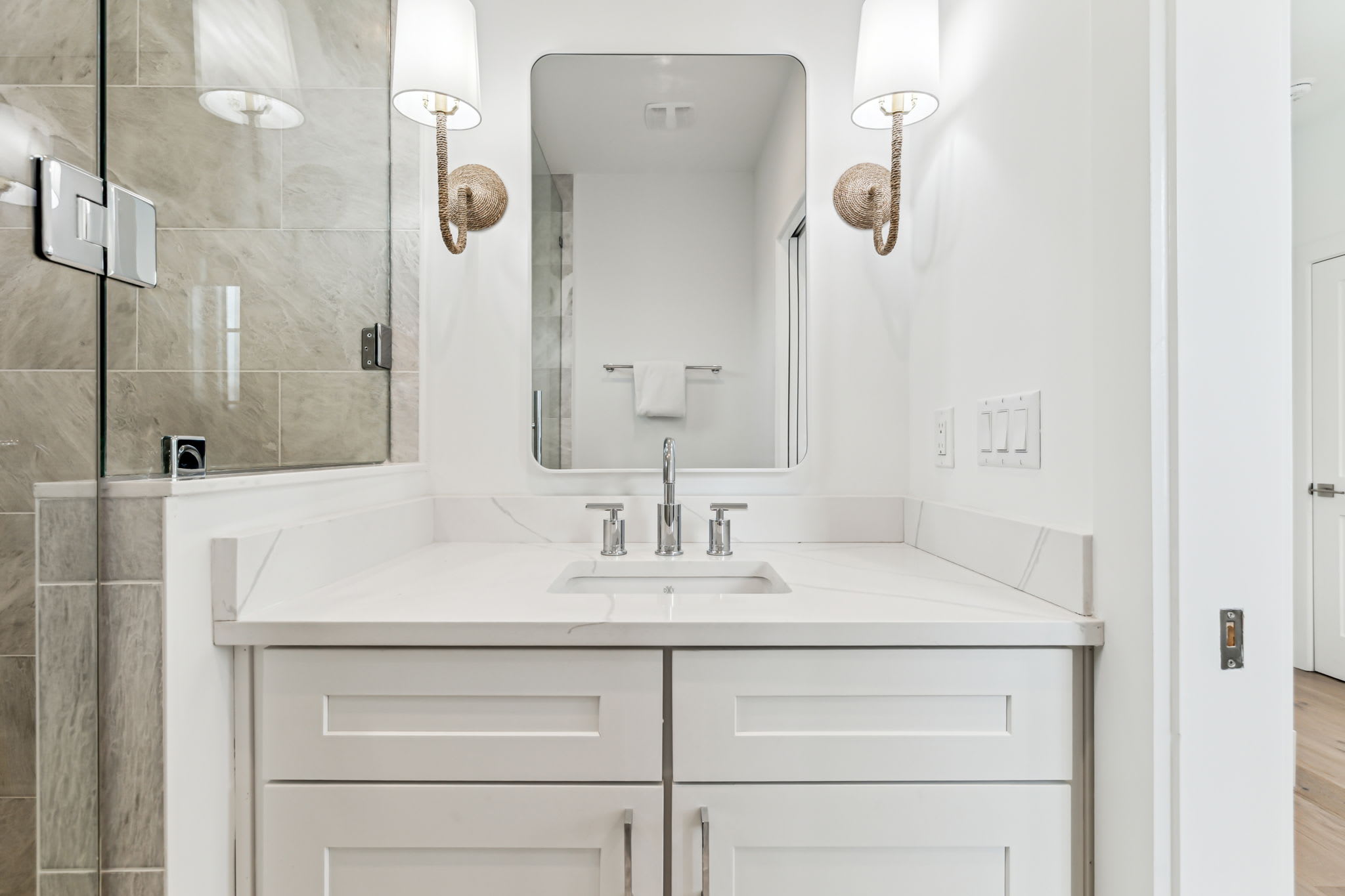 Queen Guest En-Suite - Single Vanity