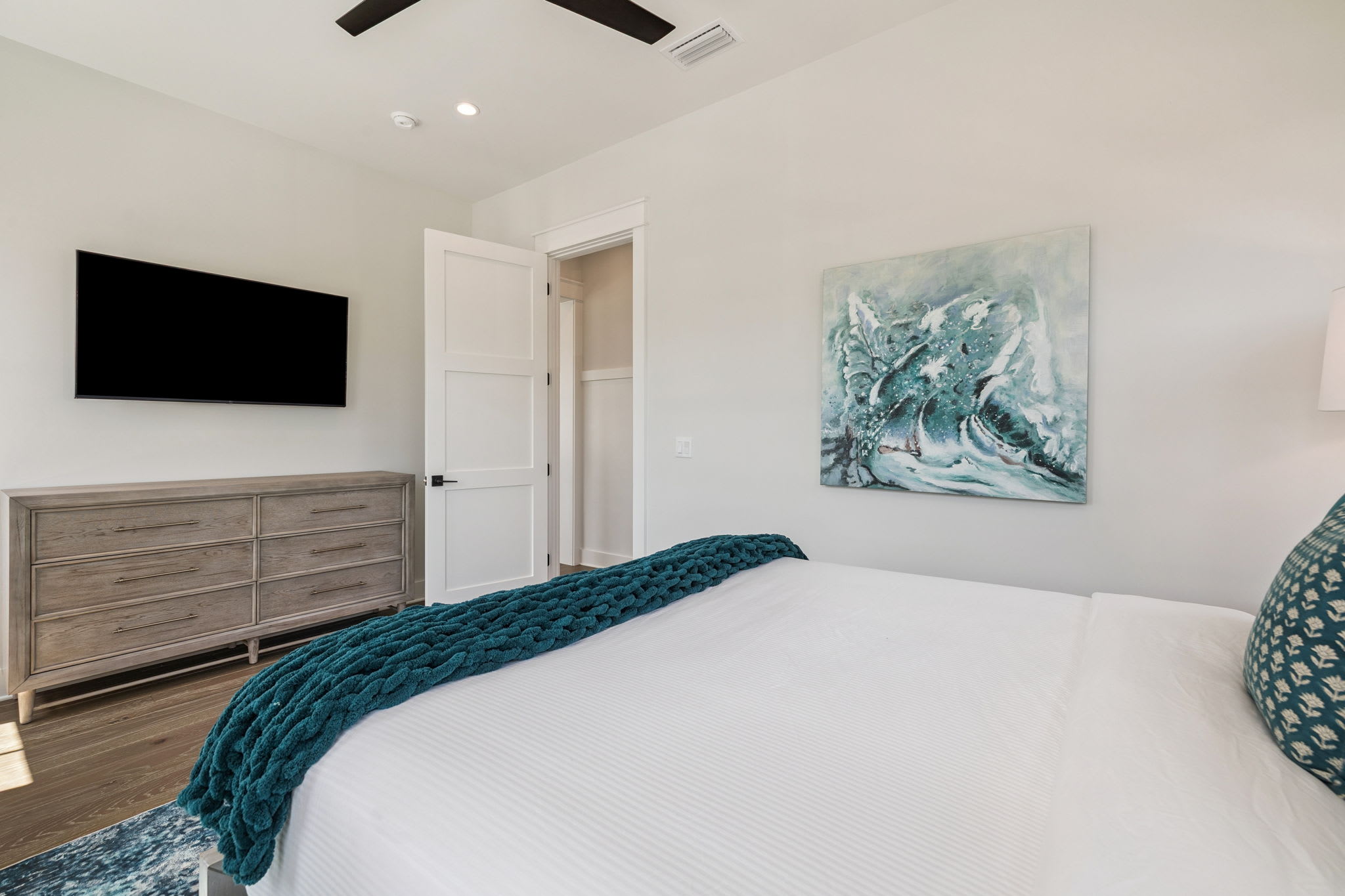 Queen Guest Suite - Equipped with a Flat-Screen TV