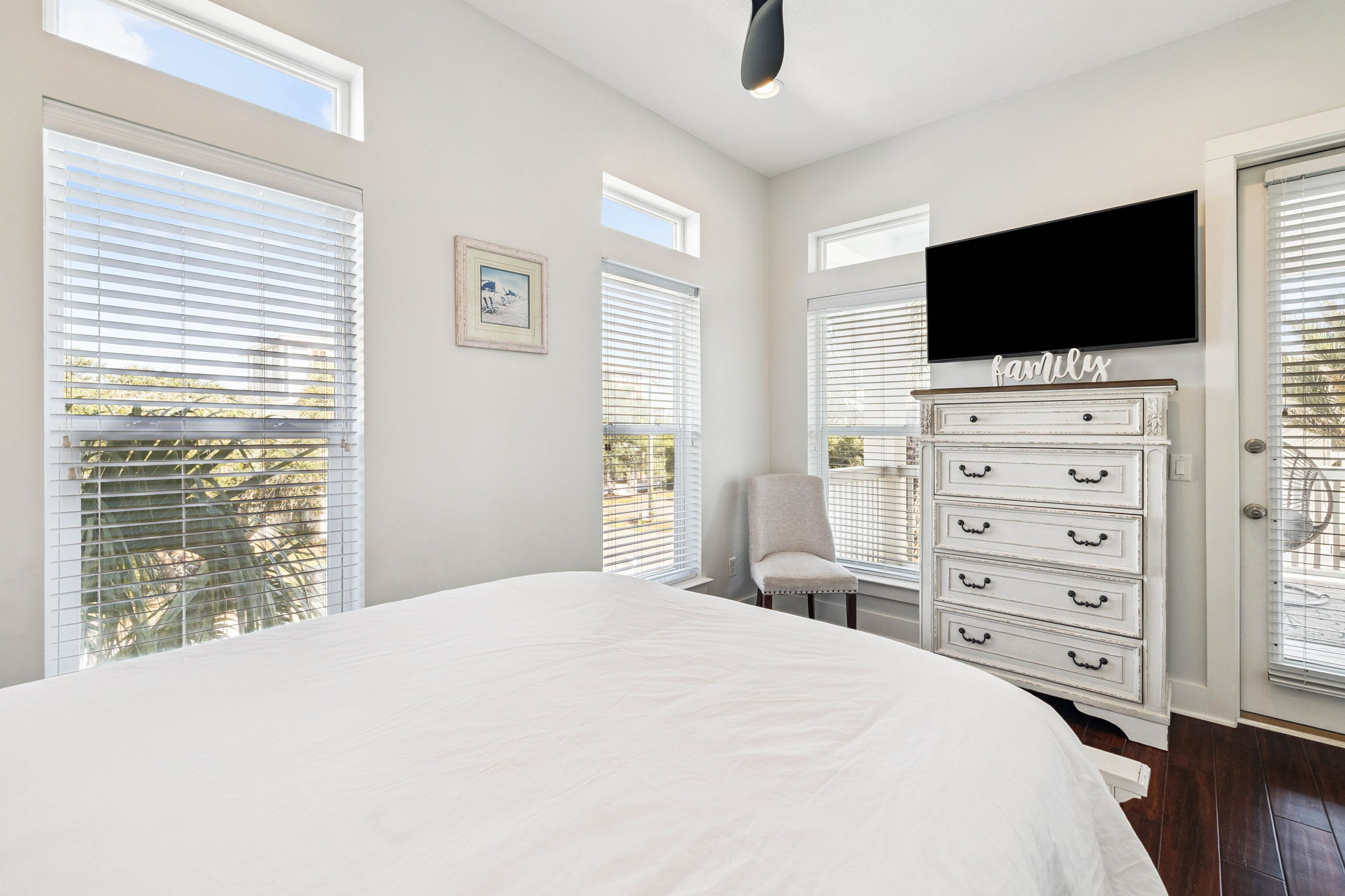 Queen Guest Suite - Balcony Access & Flat-Screen TV