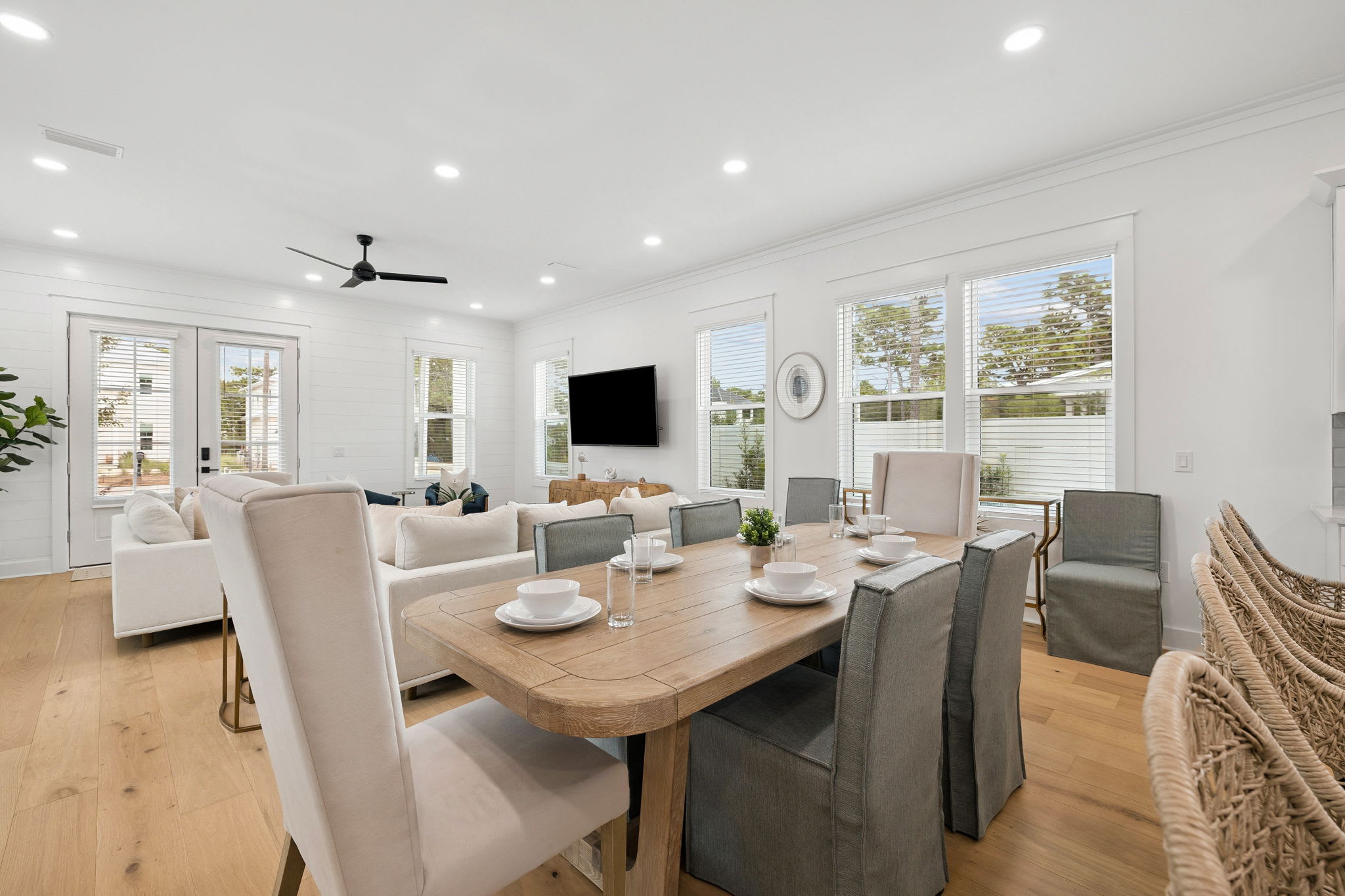 Dining Area with Seating for 6!