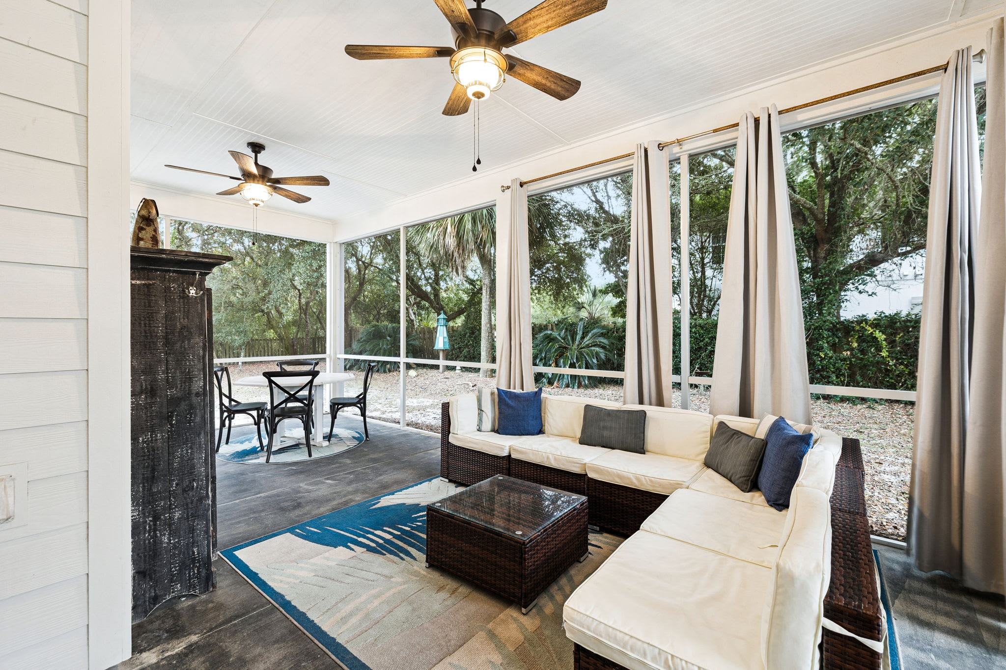 Ample Seating + Al Fresco Dining for 4