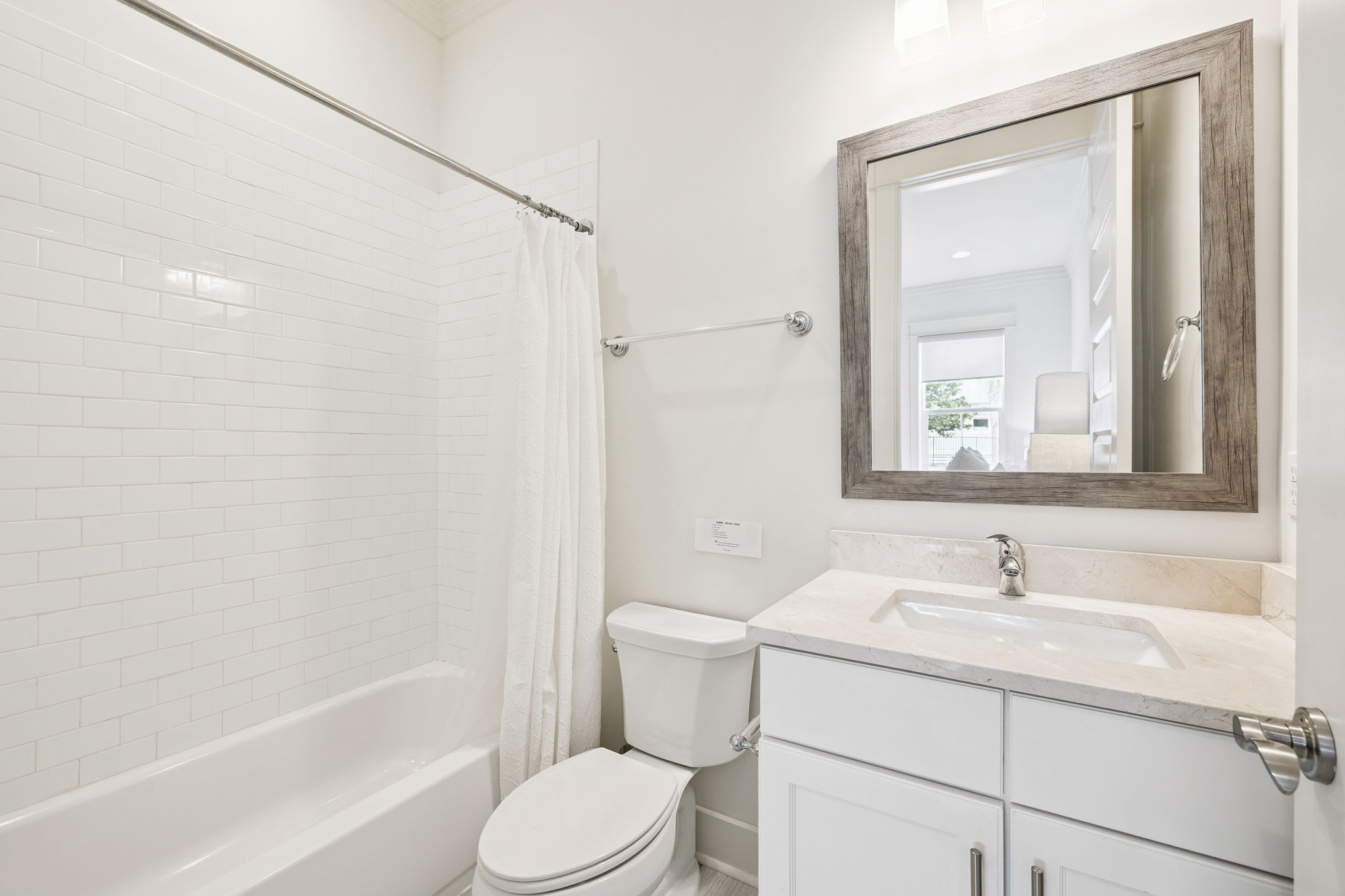 King Guest En-Suite - Single Vanity + Shower/Tub Combo