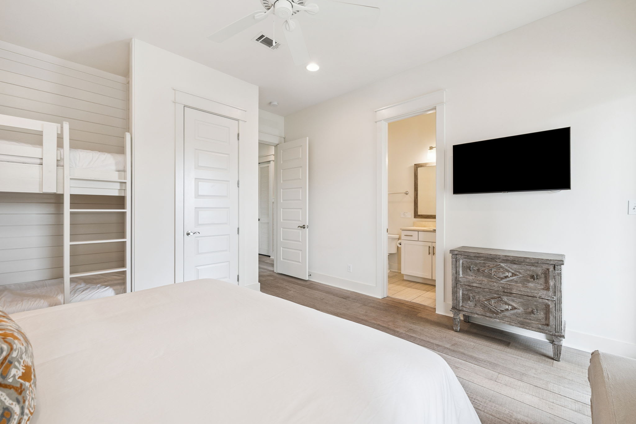 King Guest Suite - Equipped with a Flat-Screen TV & Balcony Access