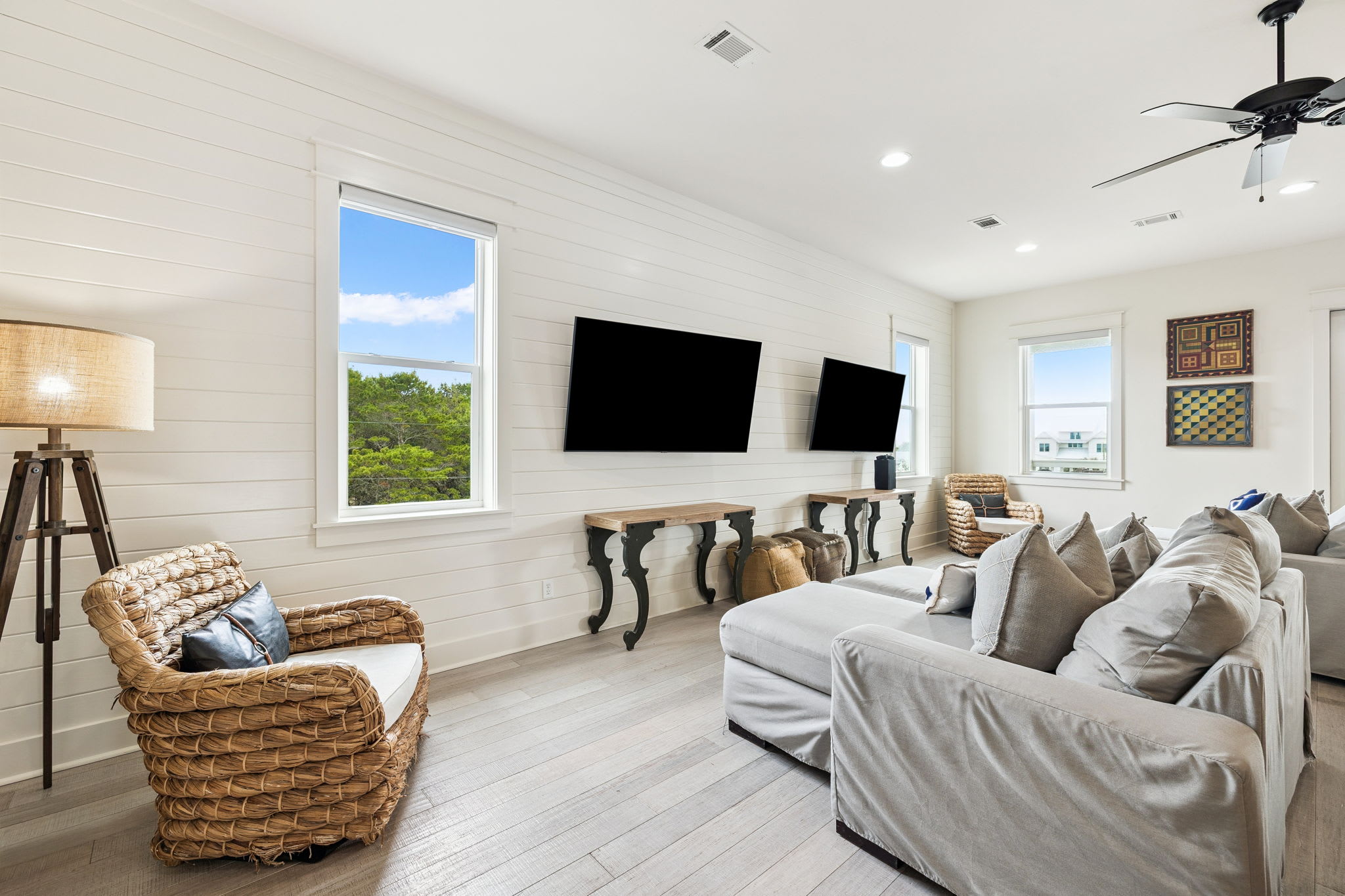 Living Area - Ample Seating, 2 Flat-Screen TVs & Ping Pong Table!