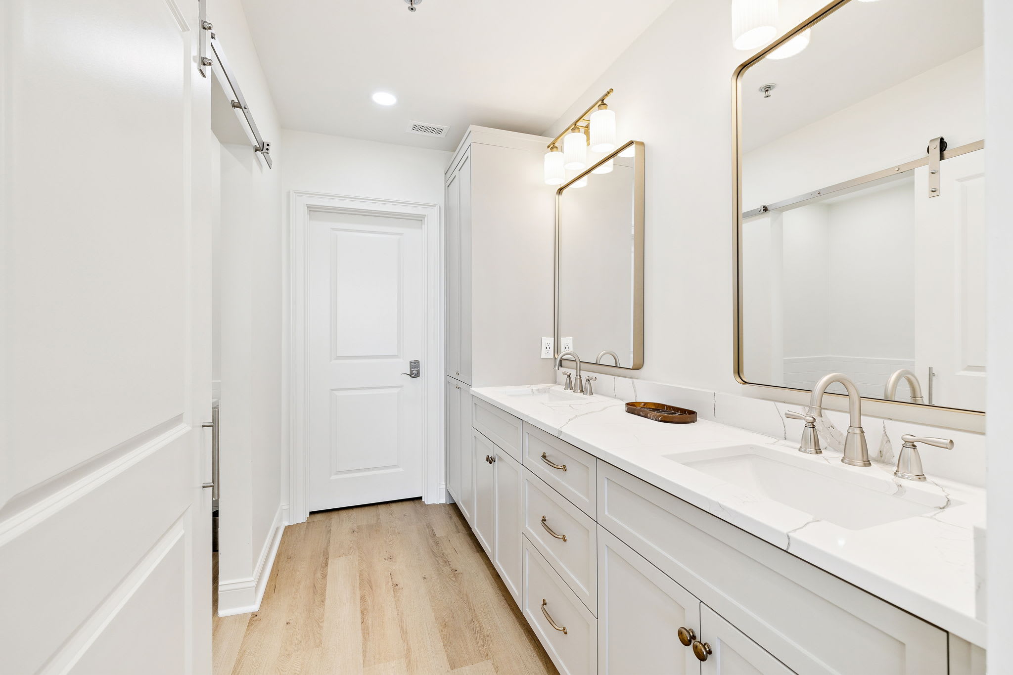 Primary King En-Suite - Dual Vanities