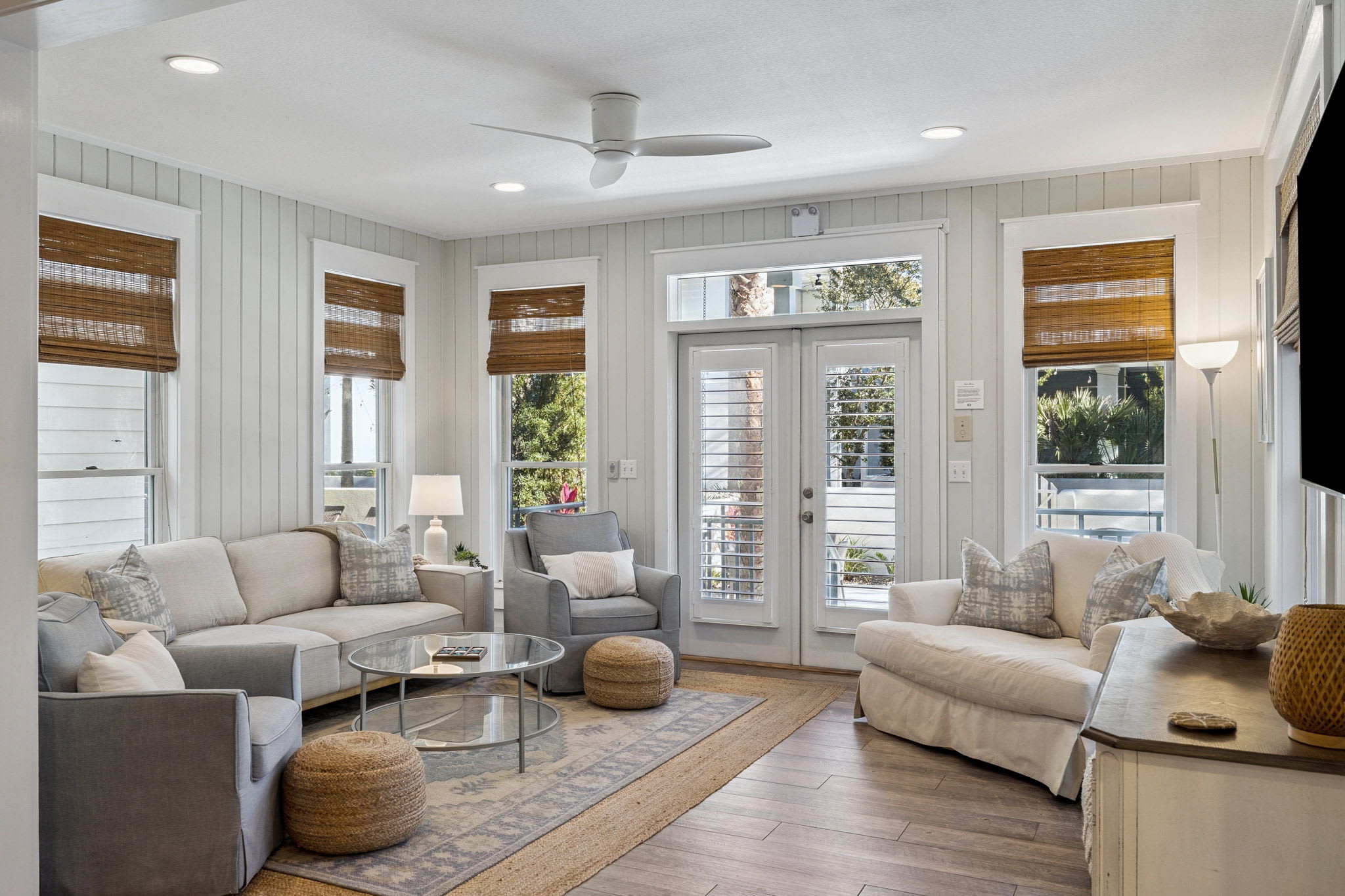 Cozy Living Area with Ample Seating