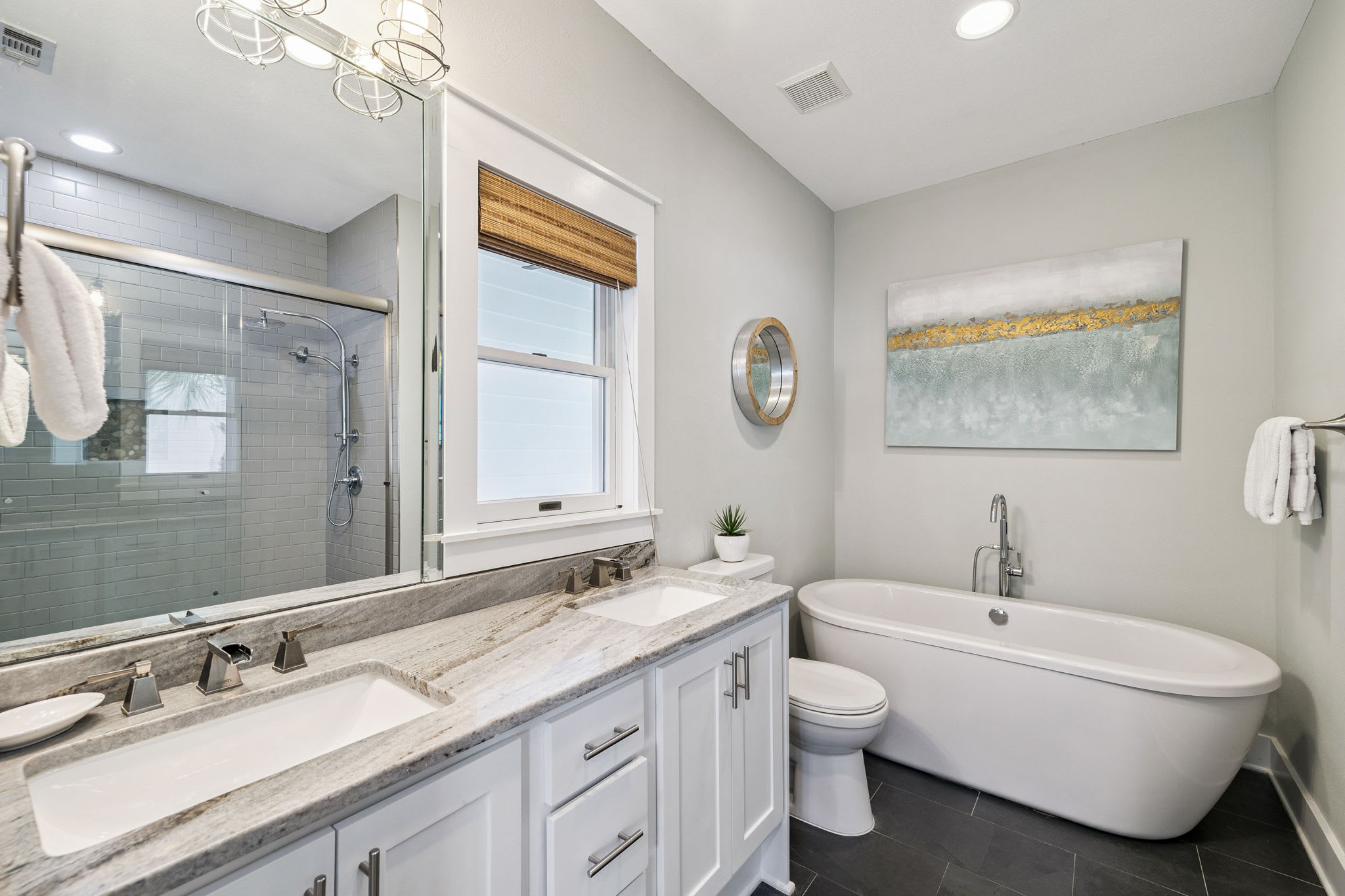 Primary King En-Suite - Dual Vanities + Soaking Tub