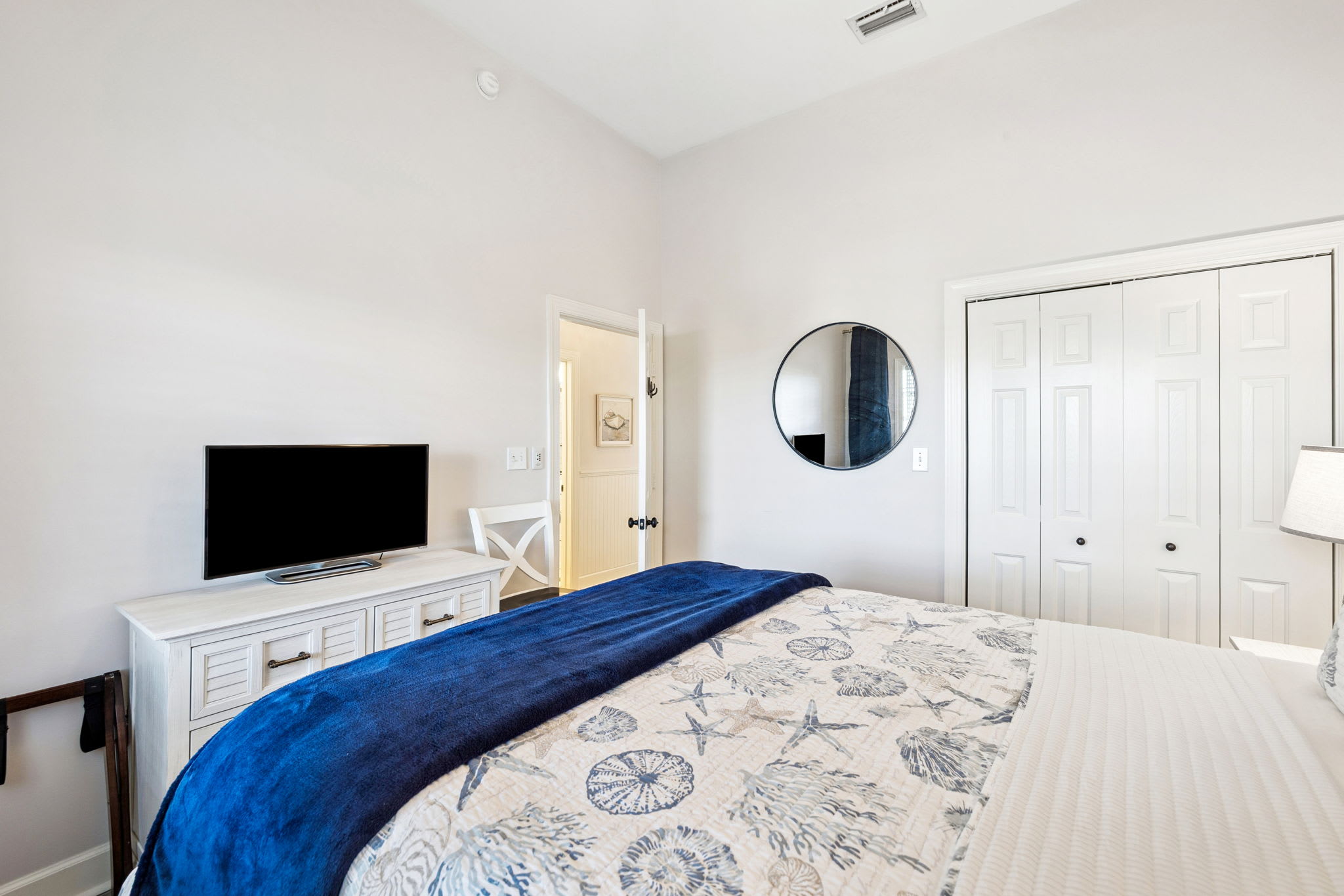 Queen Guest Suite - Equipped with a Flat-Screen TV