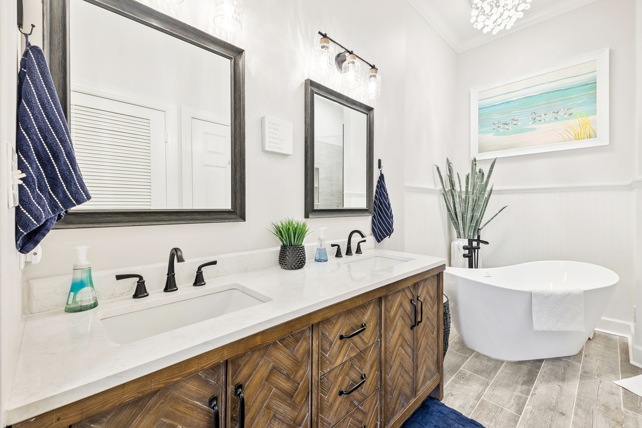 Primary King En-Suite - Dual Vanities + Spa Like Soaking Tub