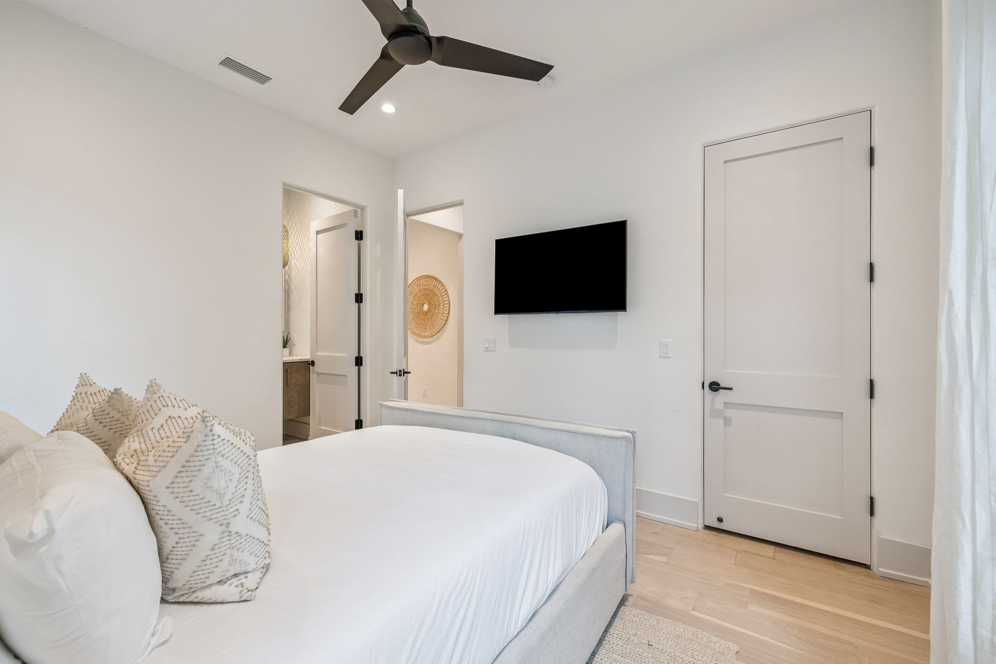 Queen Guest Suite - Equipped with a Flat-Screen TV