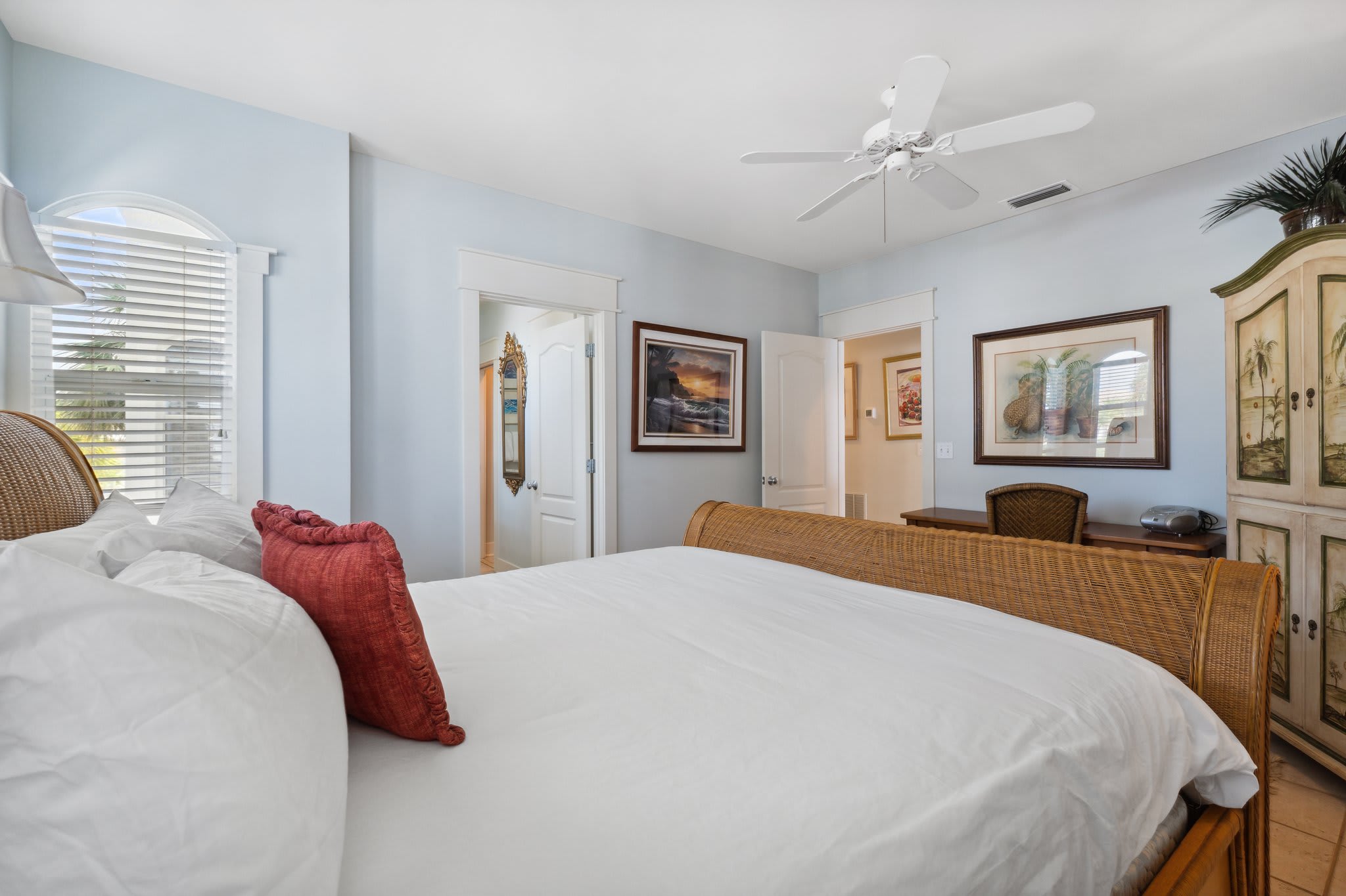 Primary Guest Suite - King Size Bed