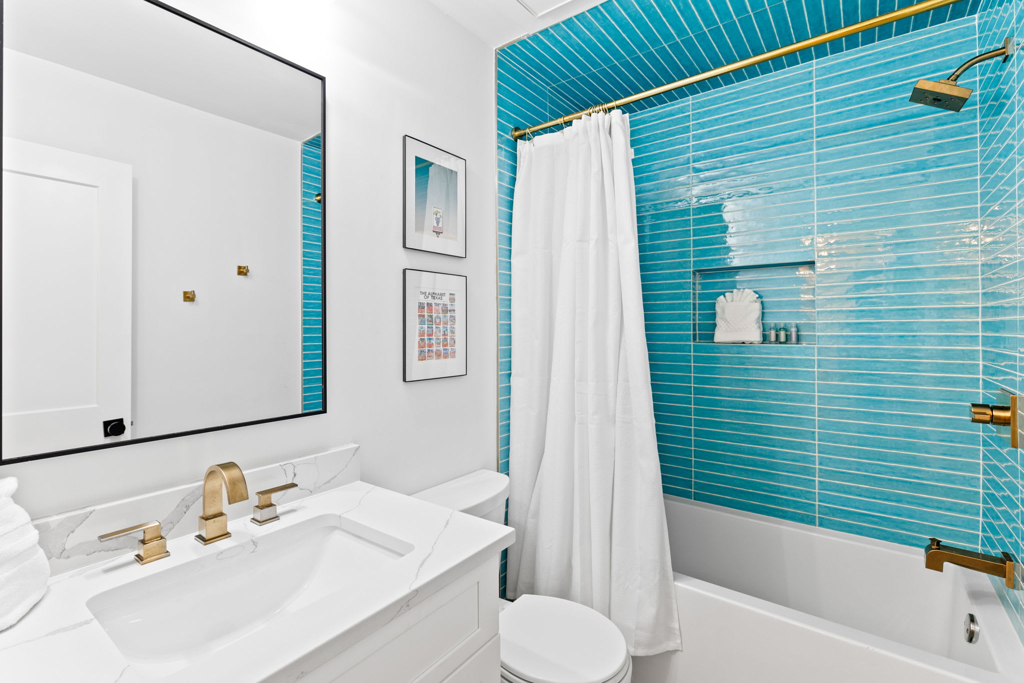 Bunk Room En Suite - Single Sink and Shower/Tub Combo