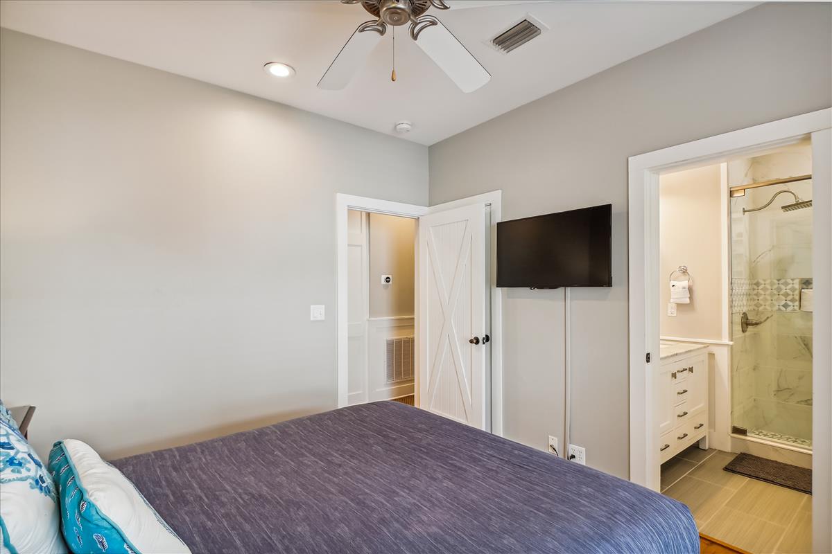 1st Floor Guest Bedroom - Queen Size Bed