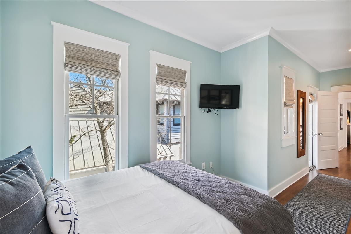 Queen Guest Suite - Flat-Screen TV & Balcony Access