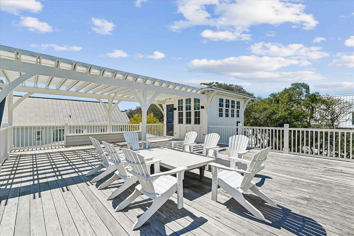 Oversized 3rd Floor Deck with Ample Seating!