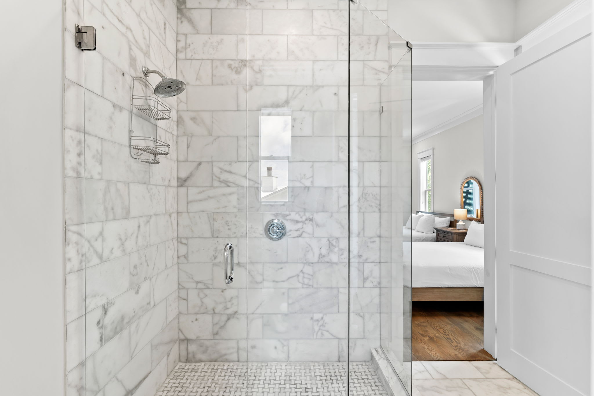 Double Queen Bathroom - Walk-in shower and modern finishes