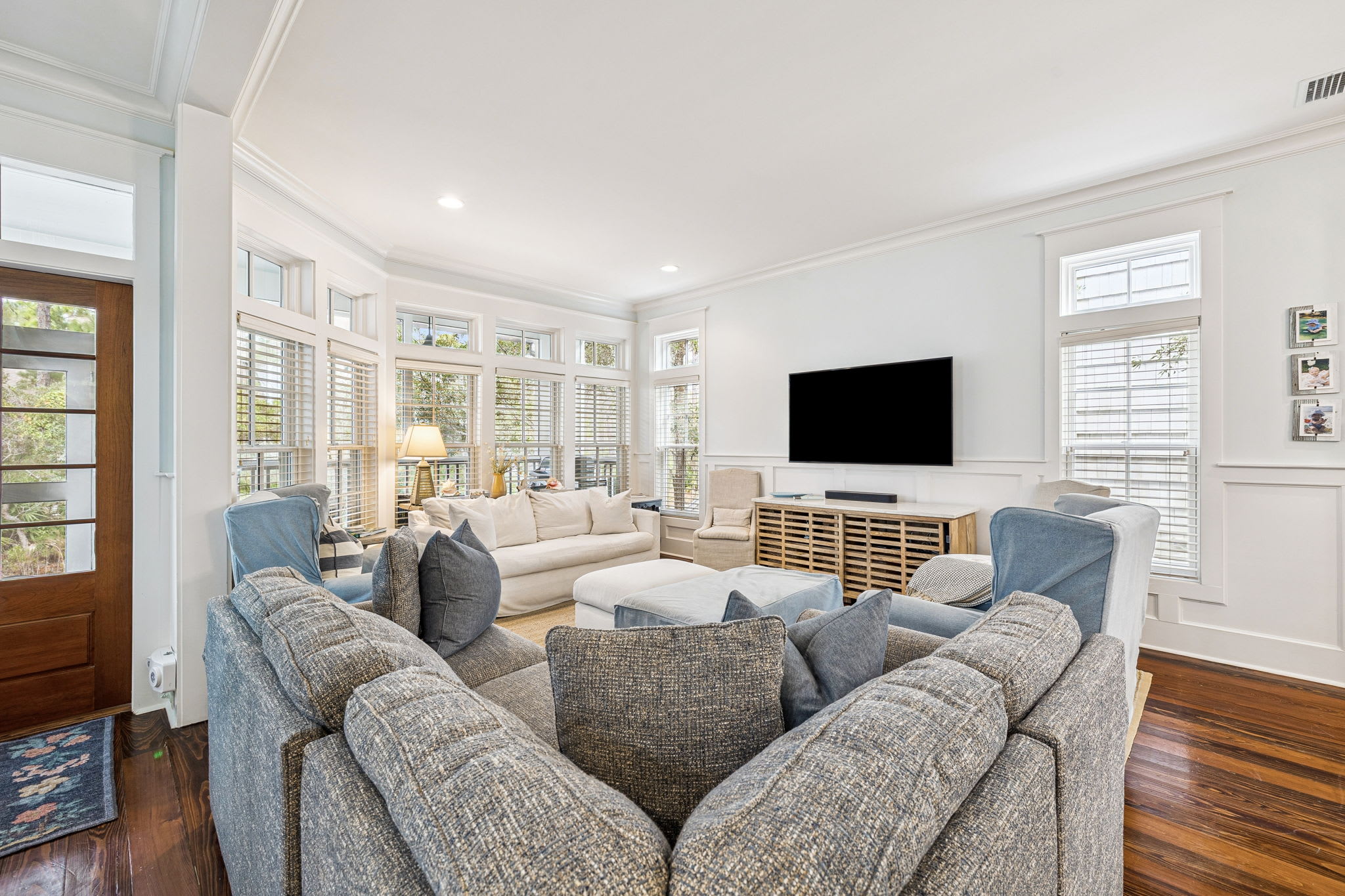 Bright & Cozy Living Area with Ample Seating