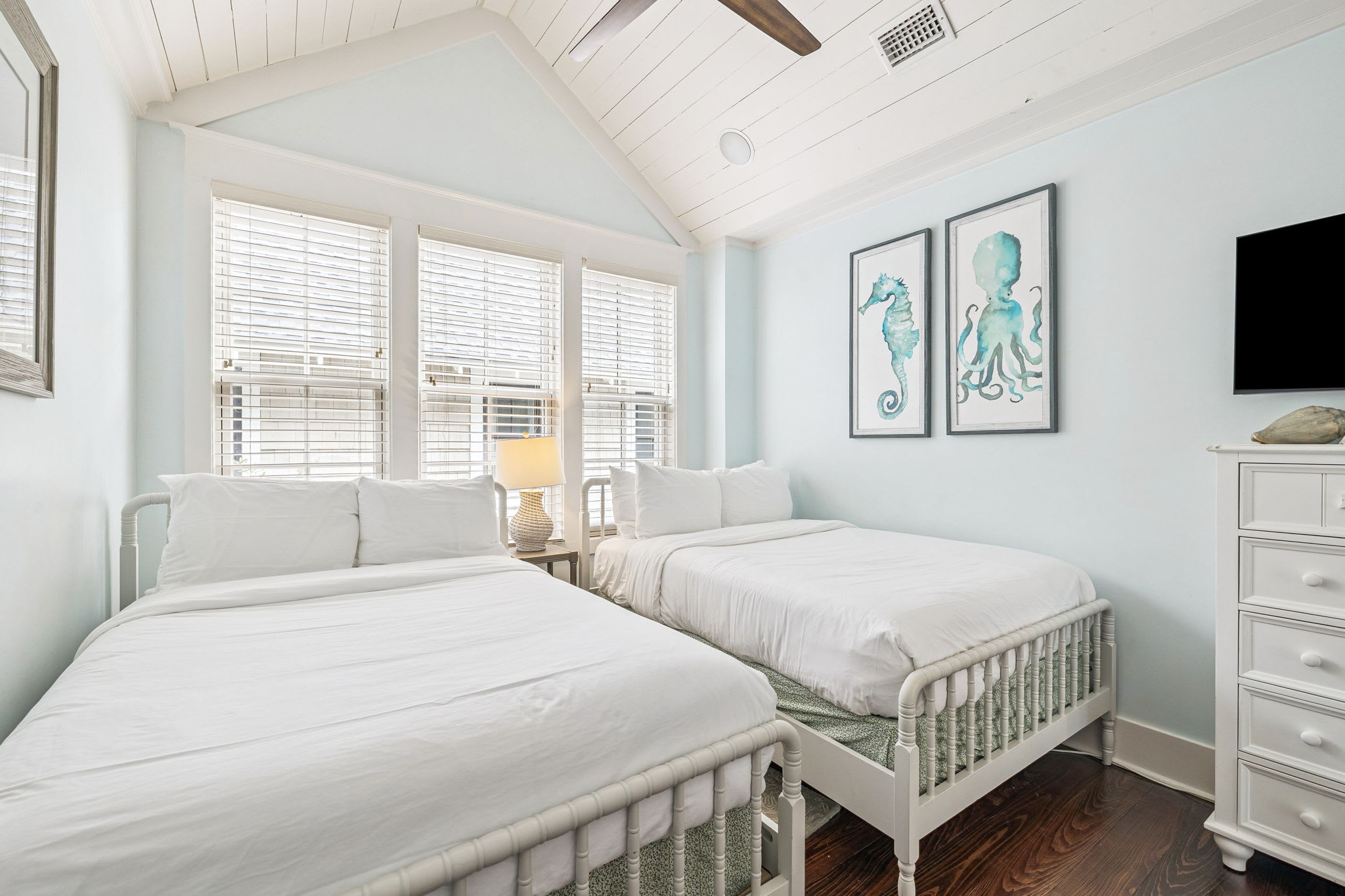 Full Guest Suite - 2 Full Beds + Flat-Screen TV