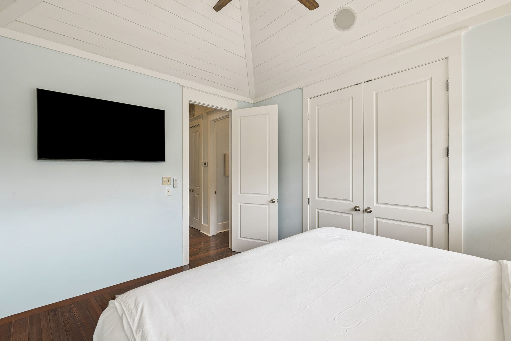 King Guest Suite - Equipped with a Flat-Screen TV