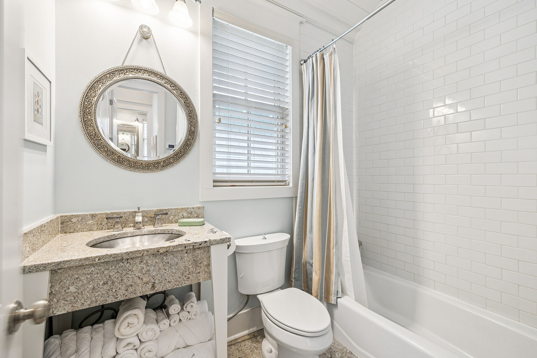 King Guest En-Suite - Single Vanity + Shower/Tub Combo