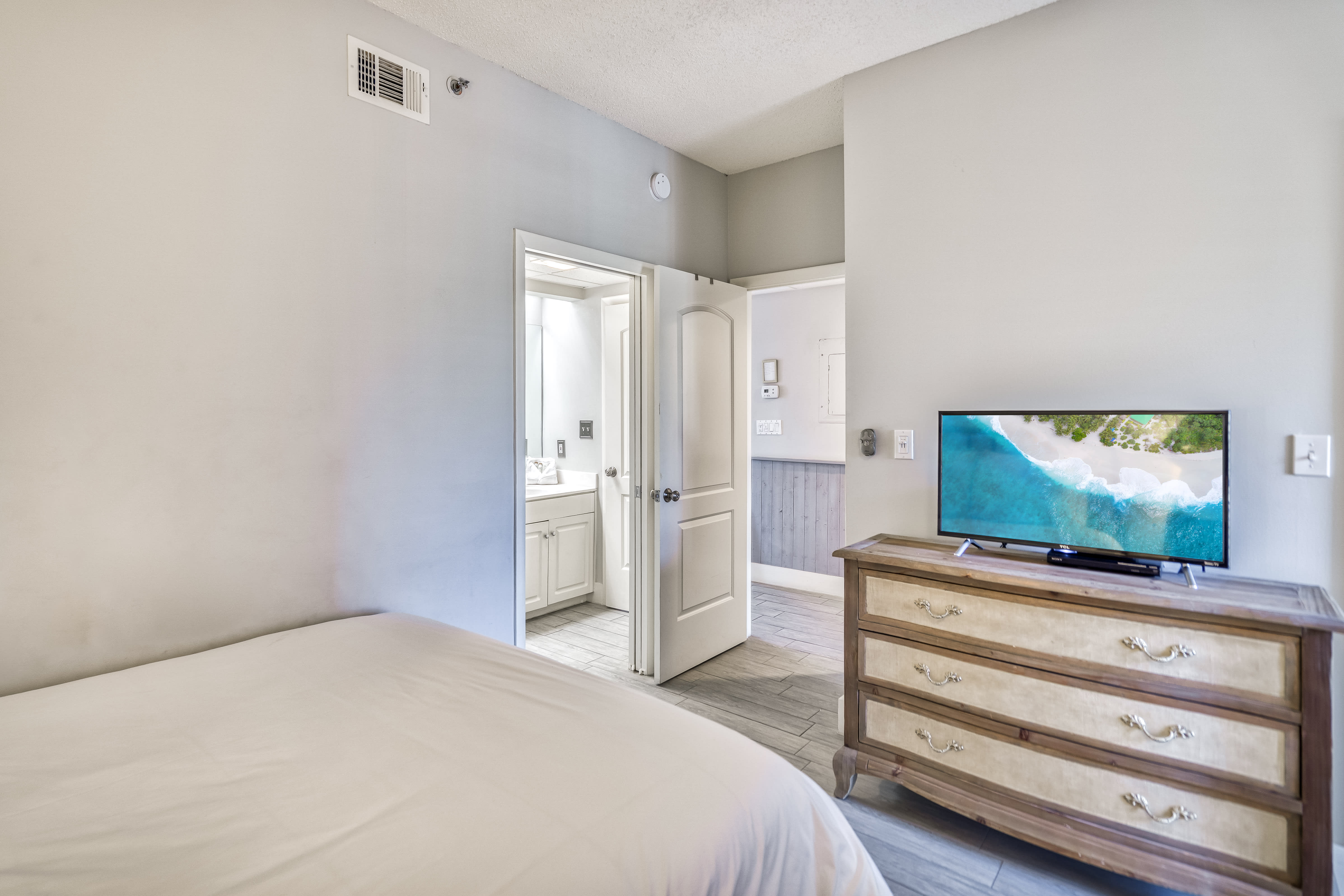 Guest Room - Access to Shared Bathroom