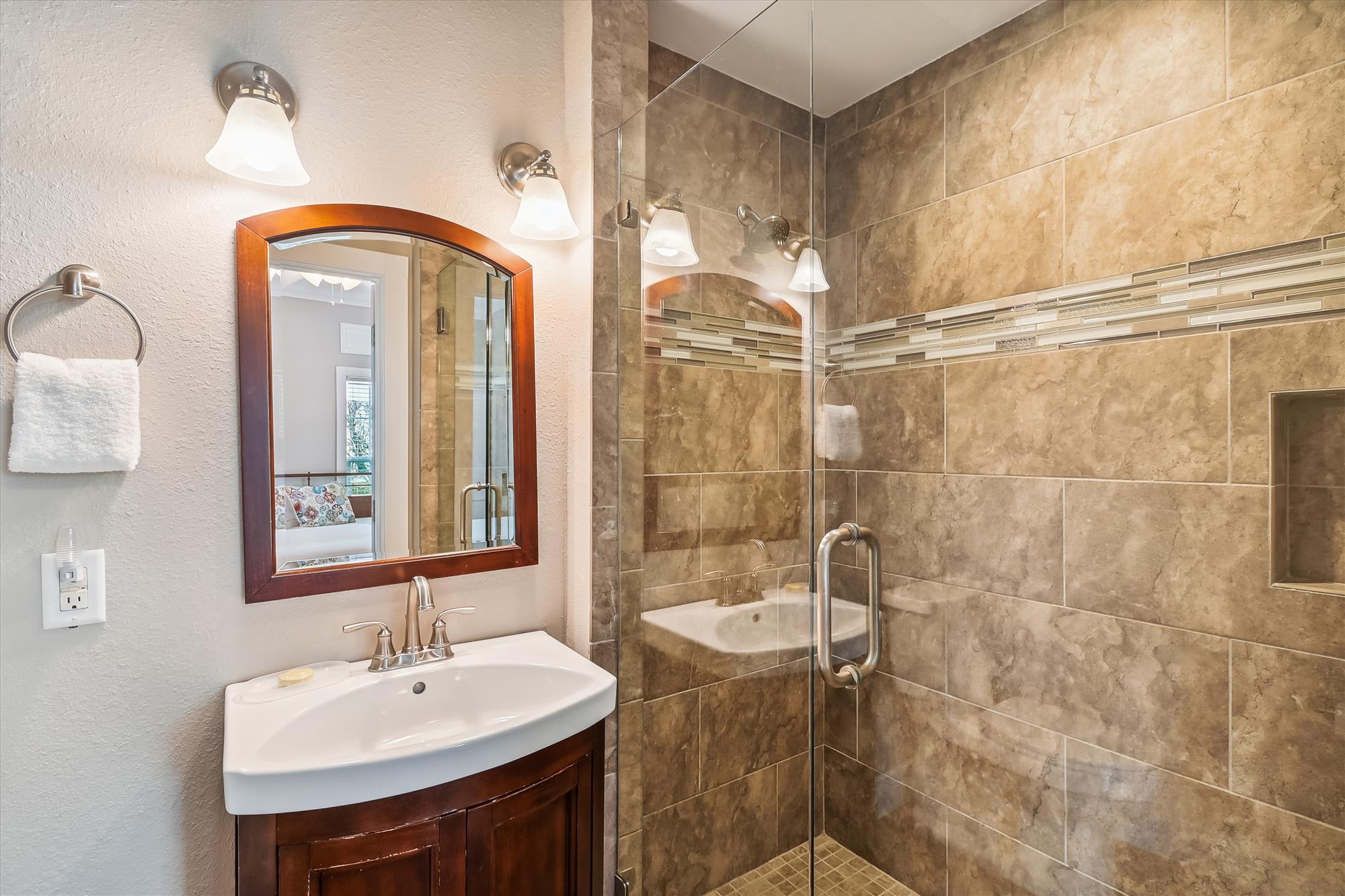 Queen Guest En-Suite - Single Vanity + Walk-In Shower