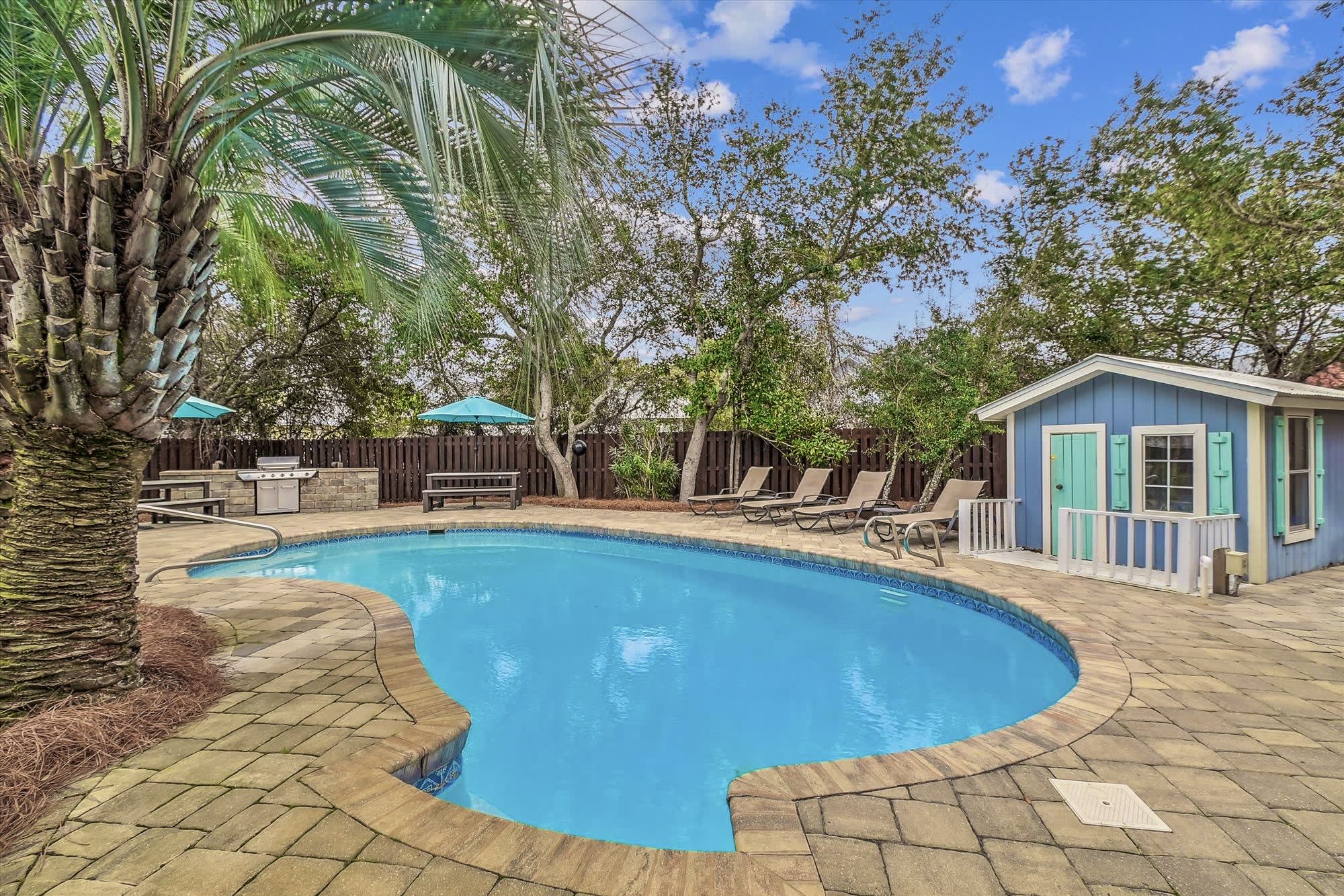 Keep Cool on those Hot Summer Days Poolside!